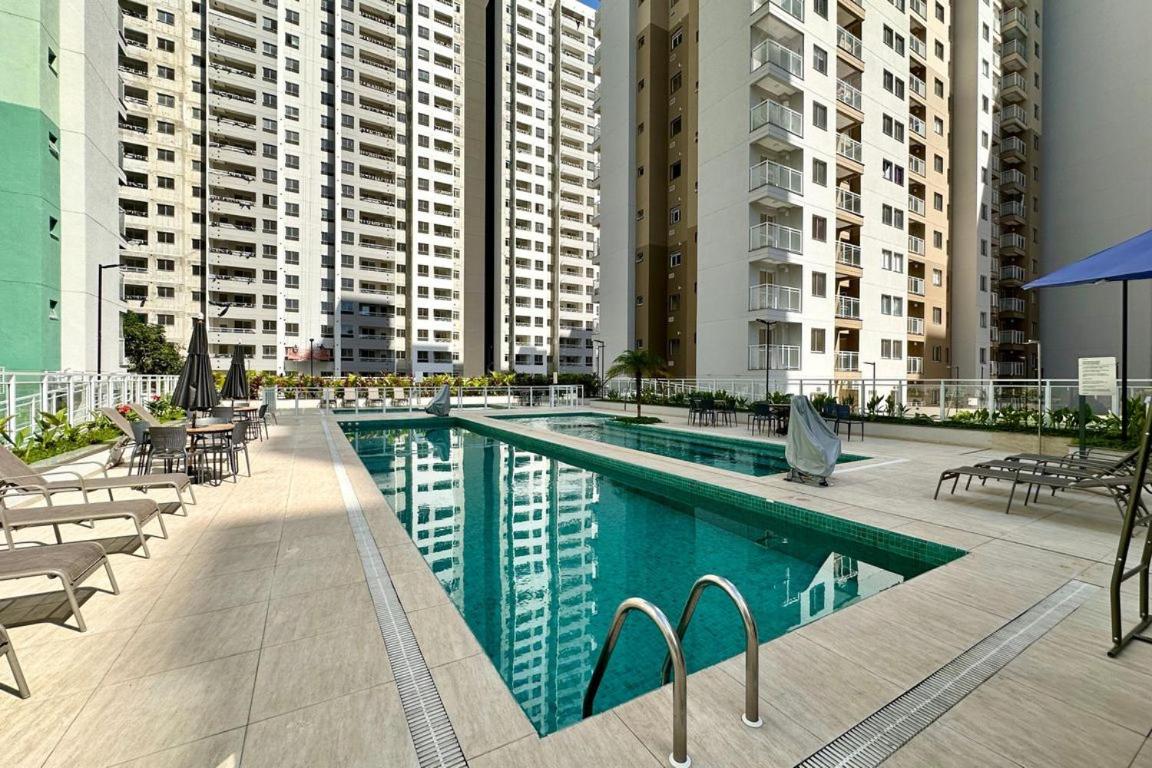 Studio com Varanda, para 4 pessoas, Cozinha Completa, Enxoval, Wi-fi, Piscina , Sauna e Rooftop, Centro próximo a VLT e 20min de Copacabana