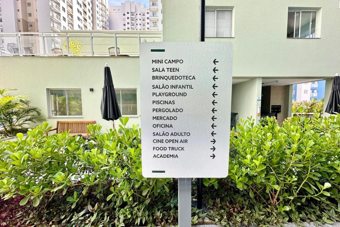 Studio com Varanda, para 4 pessoas, Cozinha Completa, Enxoval, Wi-fi, Piscina , Sauna e Rooftop, Centro próximo a VLT e 20min de Copacabana