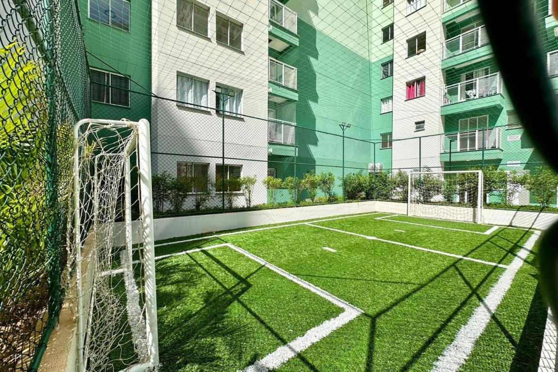 Studio com Varanda, para 4 pessoas, Cozinha Completa, Enxoval, Wi-fi, Piscina , Sauna e Rooftop, Centro próximo a VLT e 20min de Copacabana