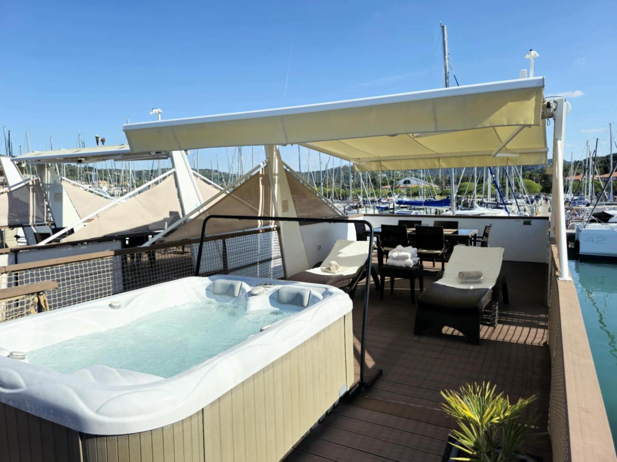 Luxury Floating Sea House Star Line - with Jacuzzi - Marina Portorož