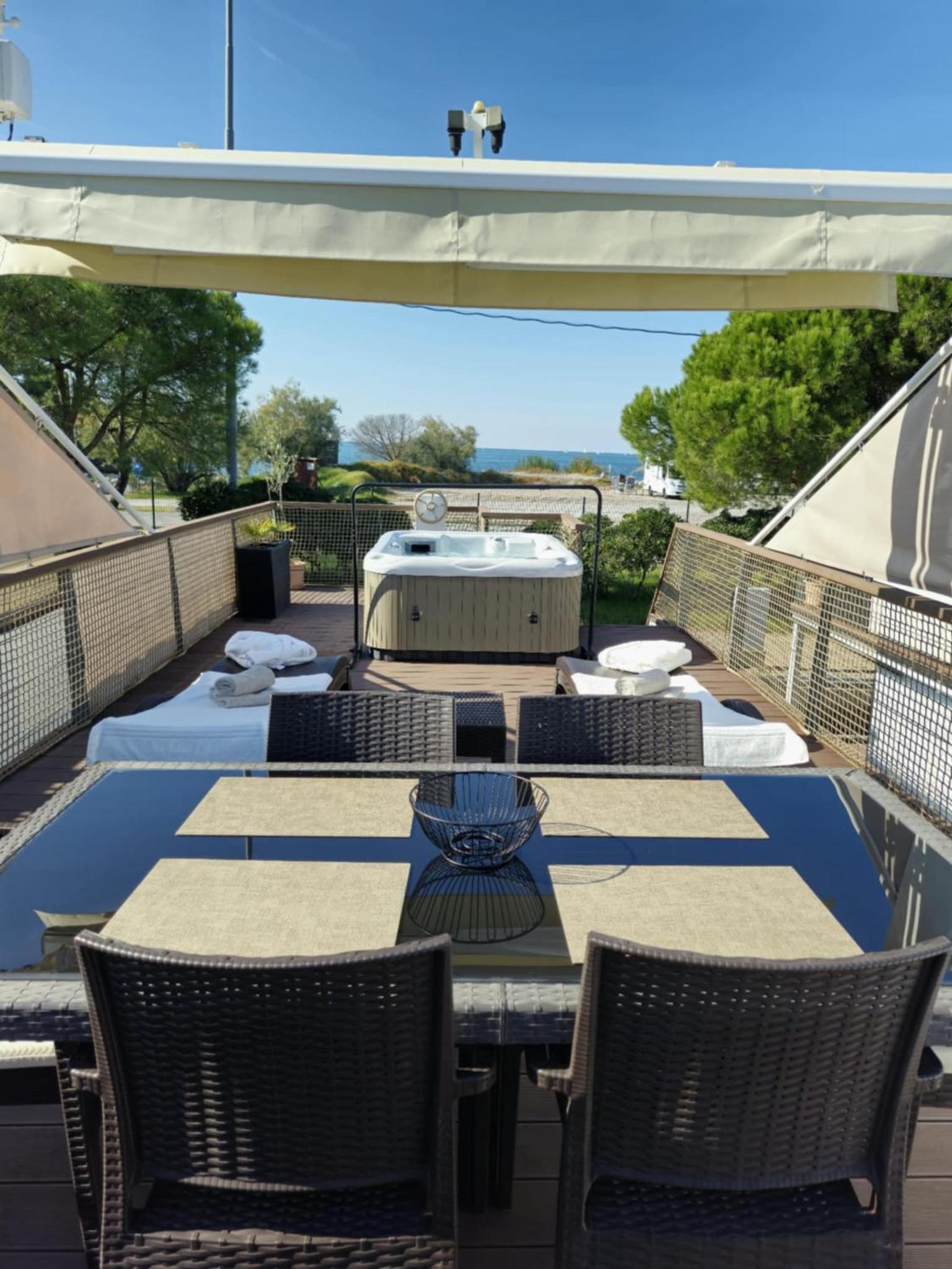 Luxury Floating Sea House Star Line - with Jacuzzi - Marina Portorož