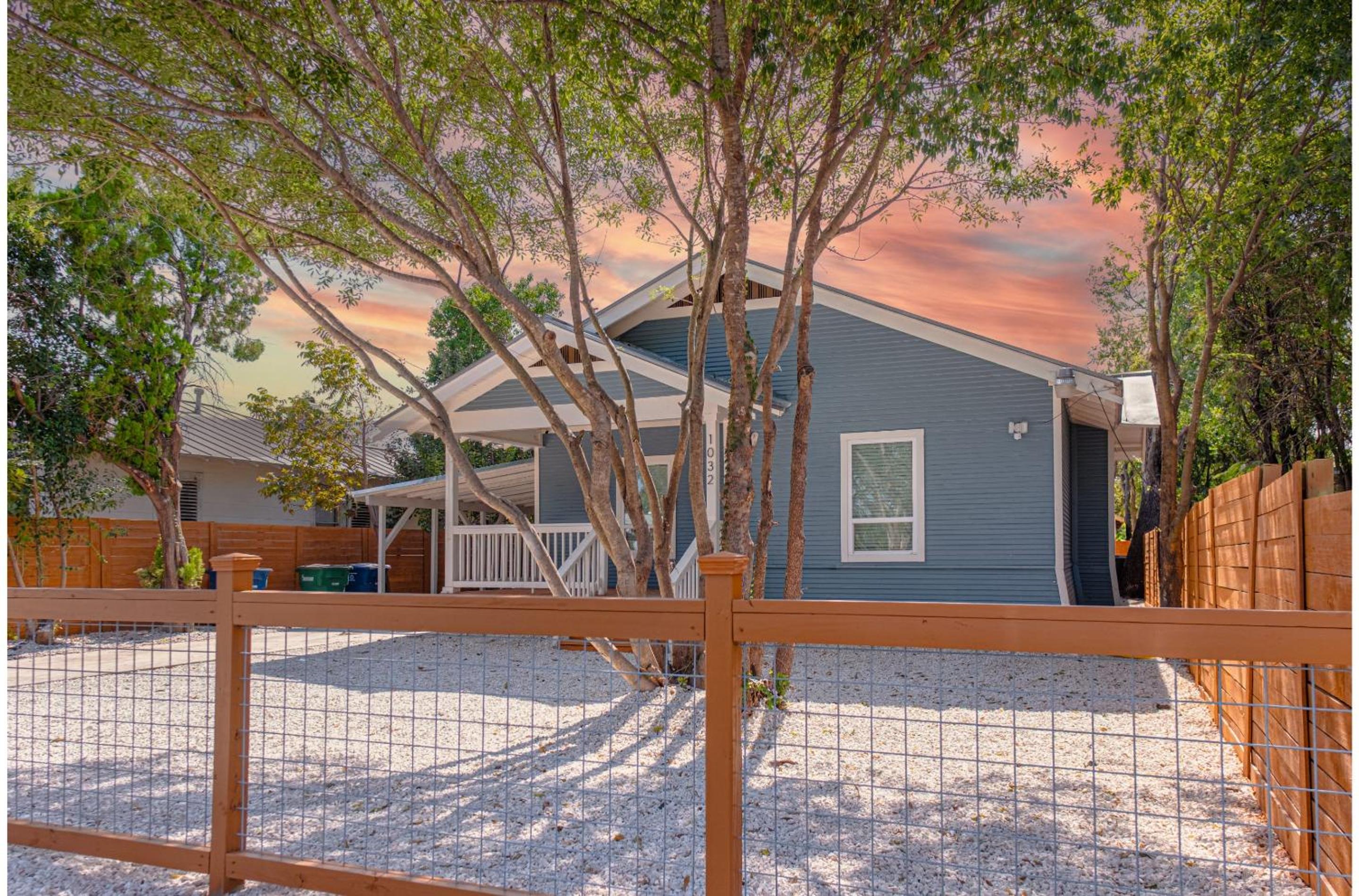 Unwind in Style 4BR2BA Quick Access to Downtown
