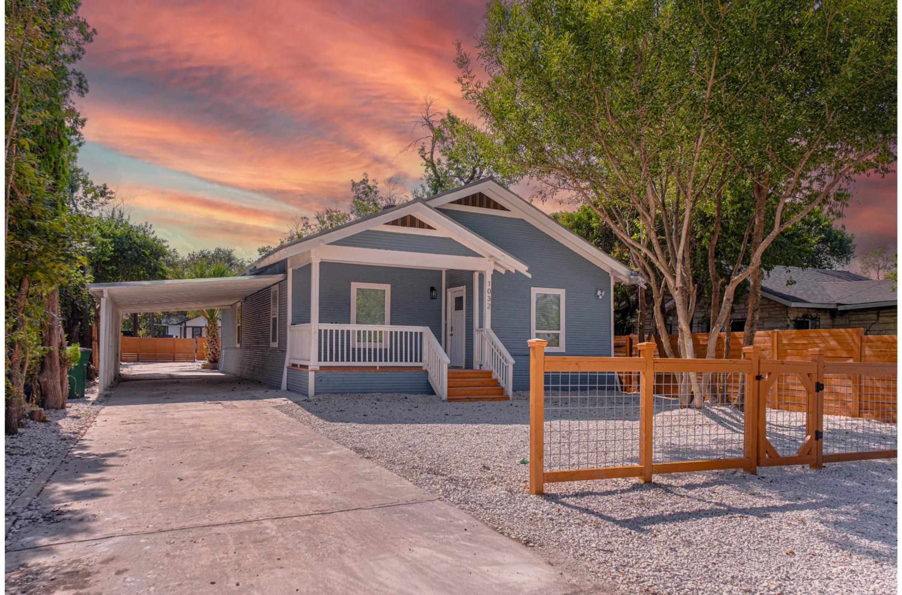 Unwind in Style 4BR2BA Quick Access to Downtown
