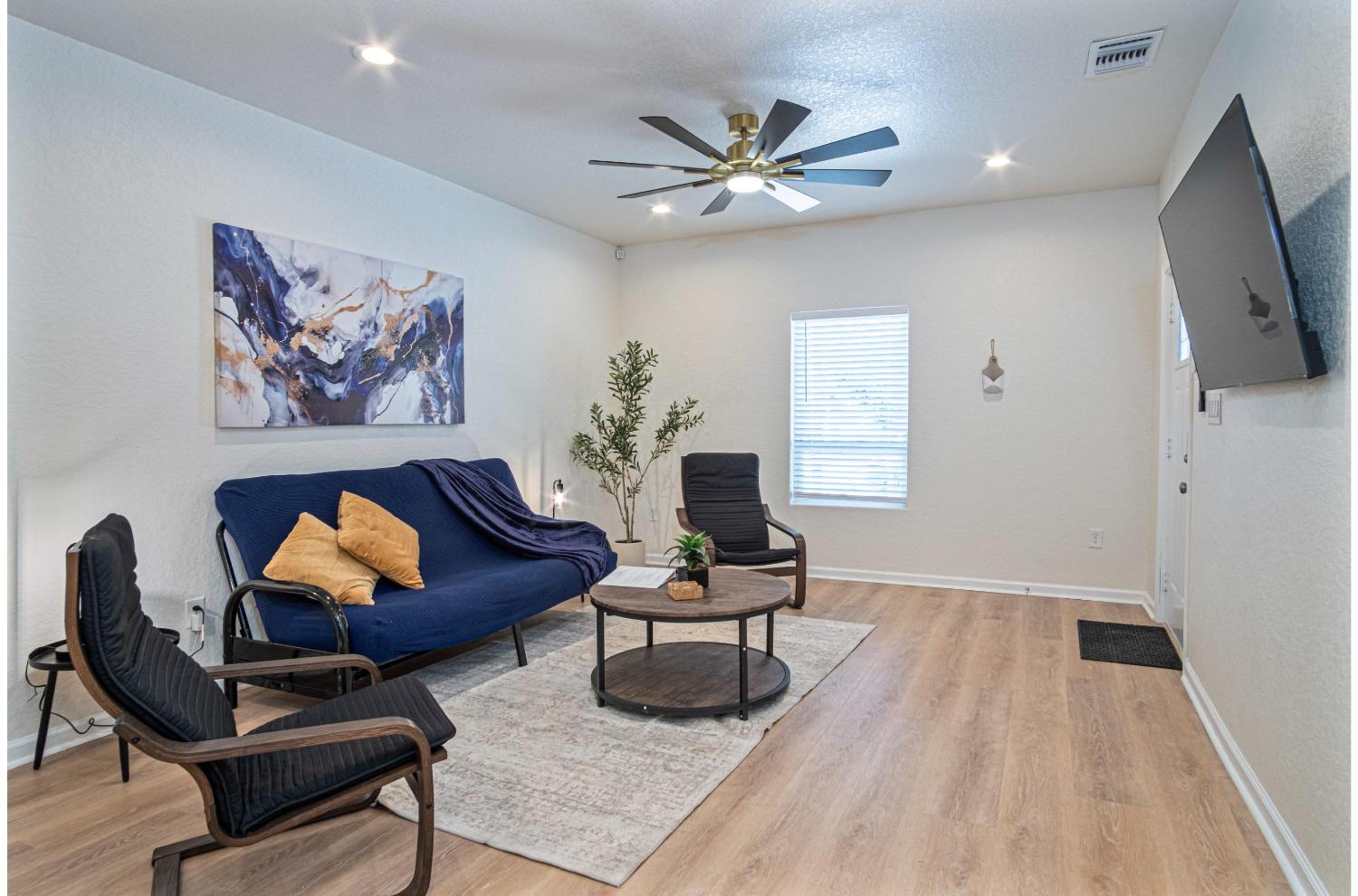 Unwind in Style 4BR2BA Quick Access to Downtown