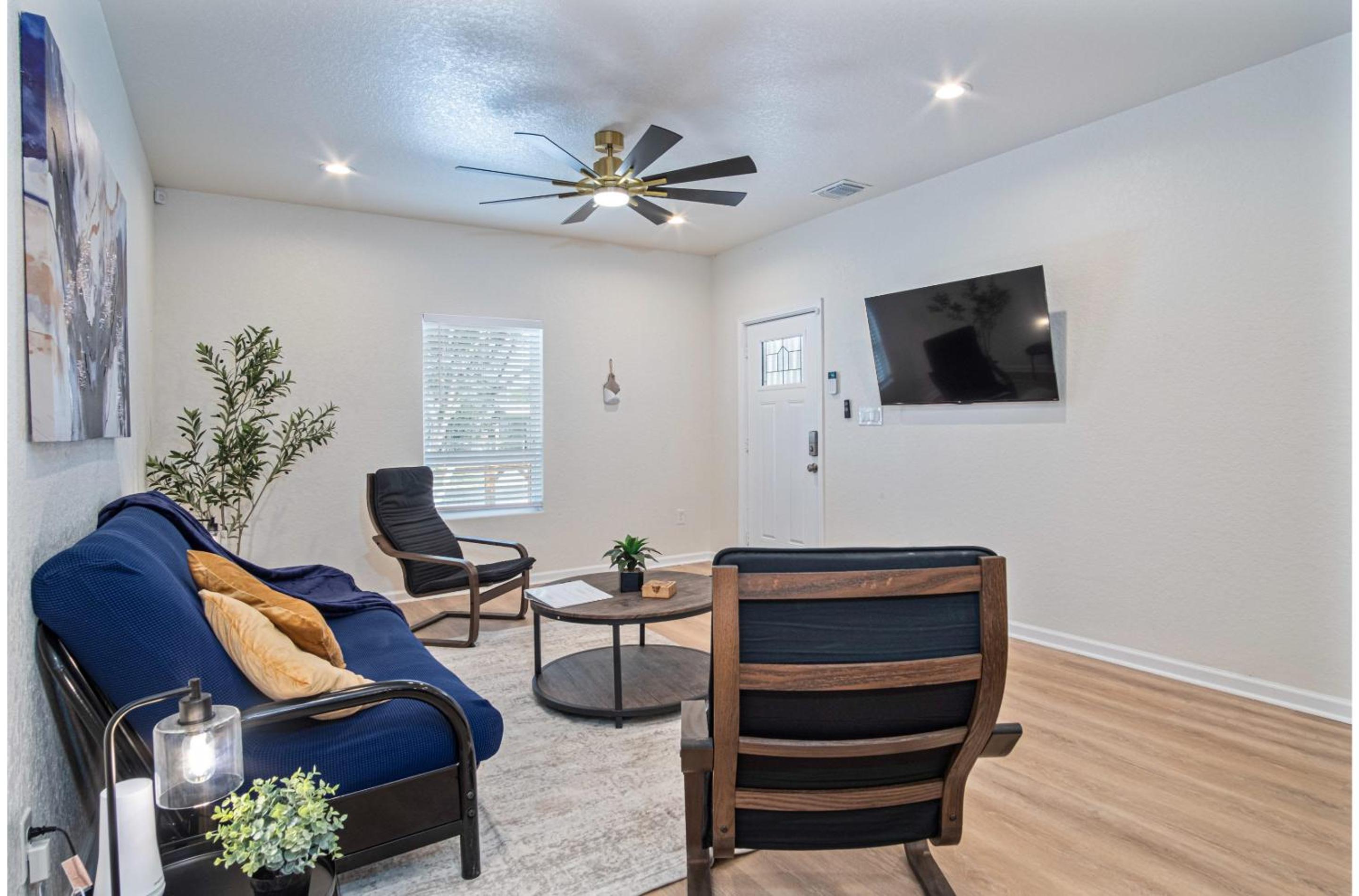 Unwind in Style 4BR2BA Quick Access to Downtown