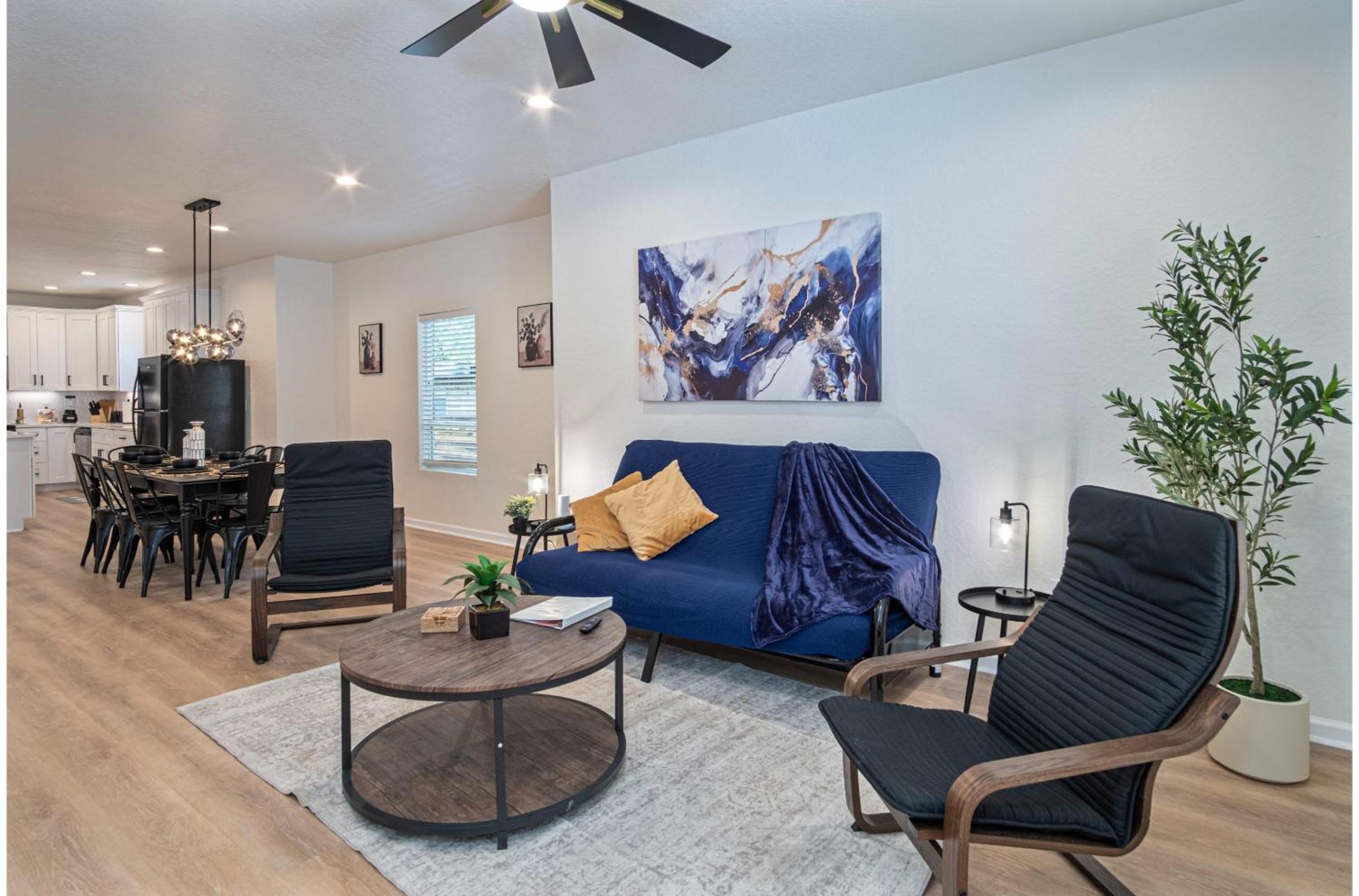 Unwind in Style 4BR2BA Quick Access to Downtown