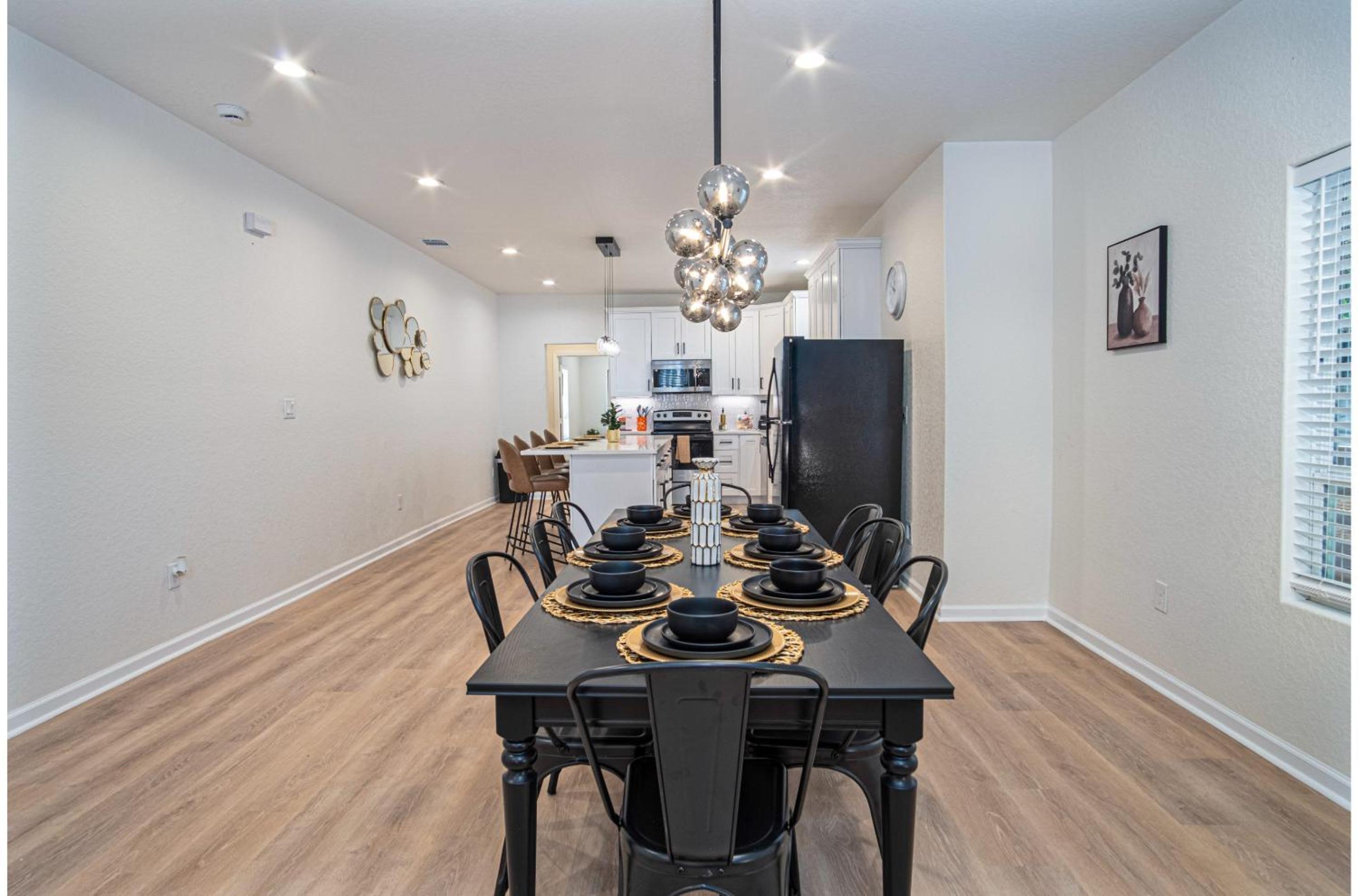 Unwind in Style 4BR2BA Quick Access to Downtown