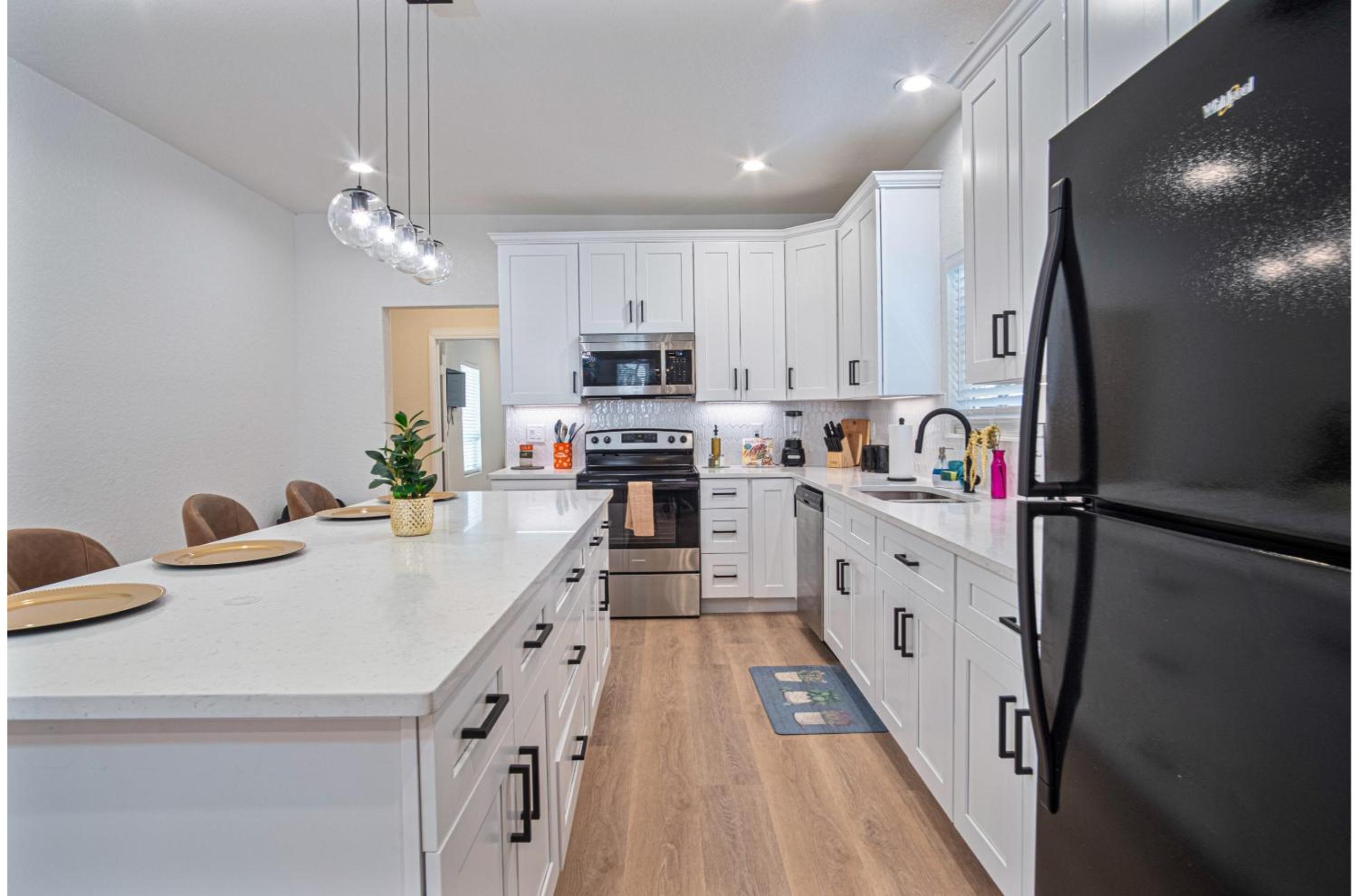 Unwind in Style 4BR2BA Quick Access to Downtown