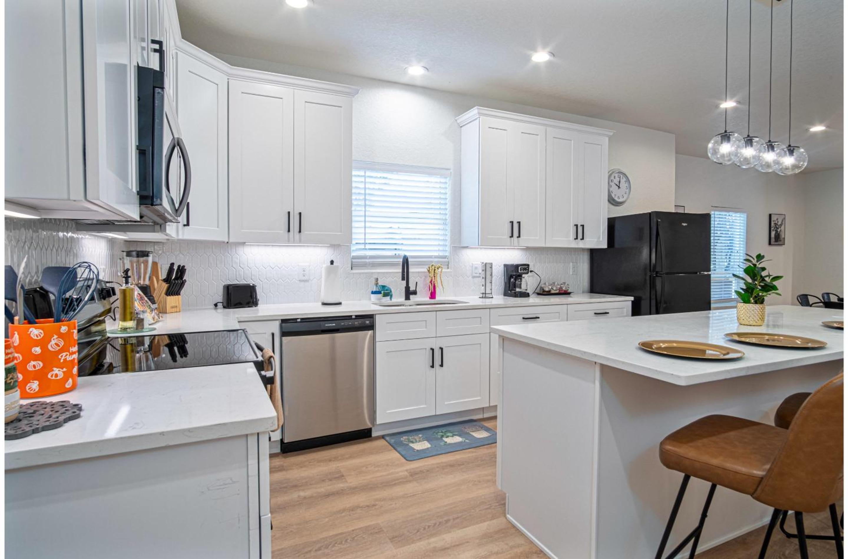 Unwind in Style 4BR2BA Quick Access to Downtown