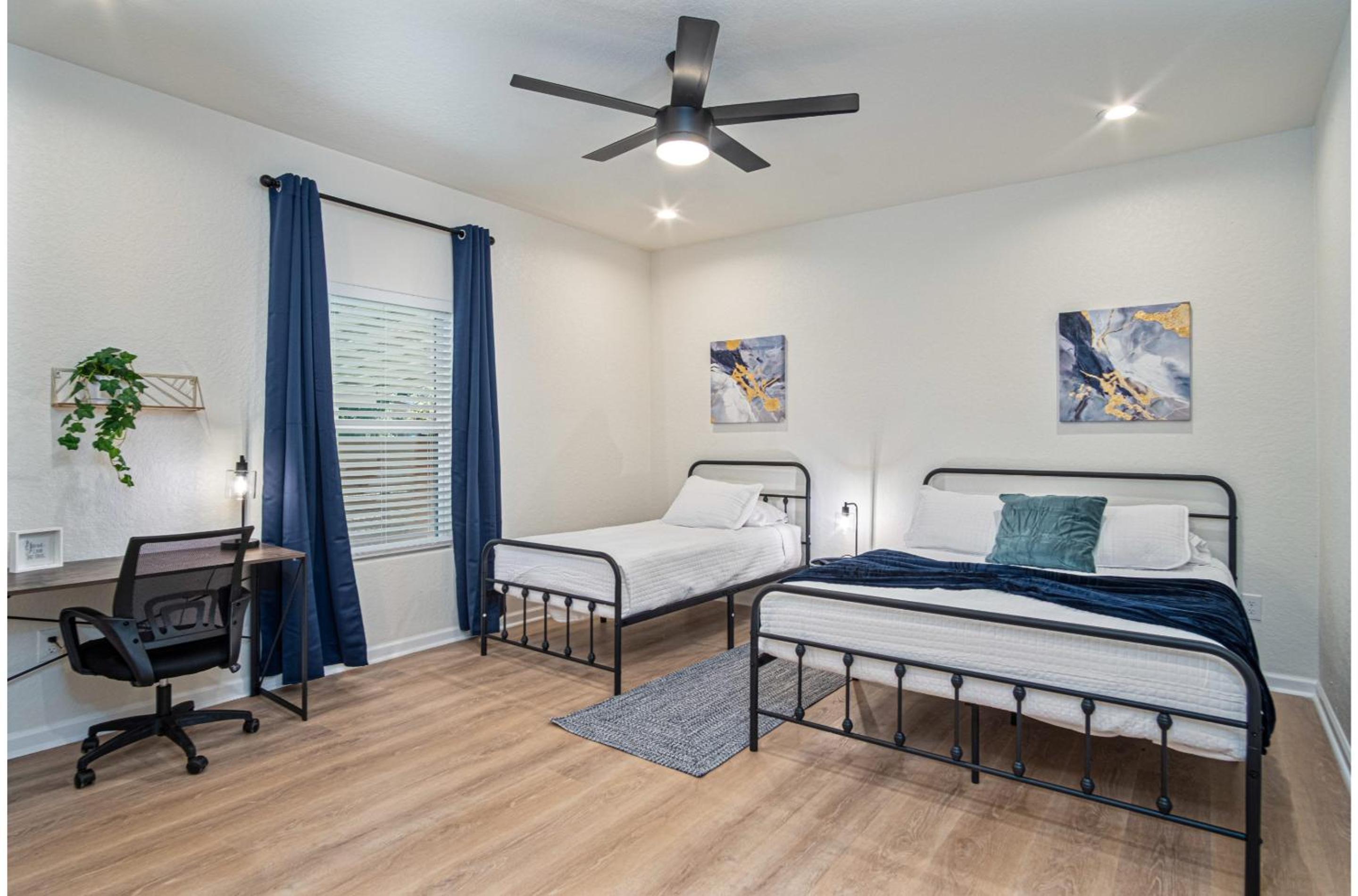 Unwind in Style 4BR2BA Quick Access to Downtown