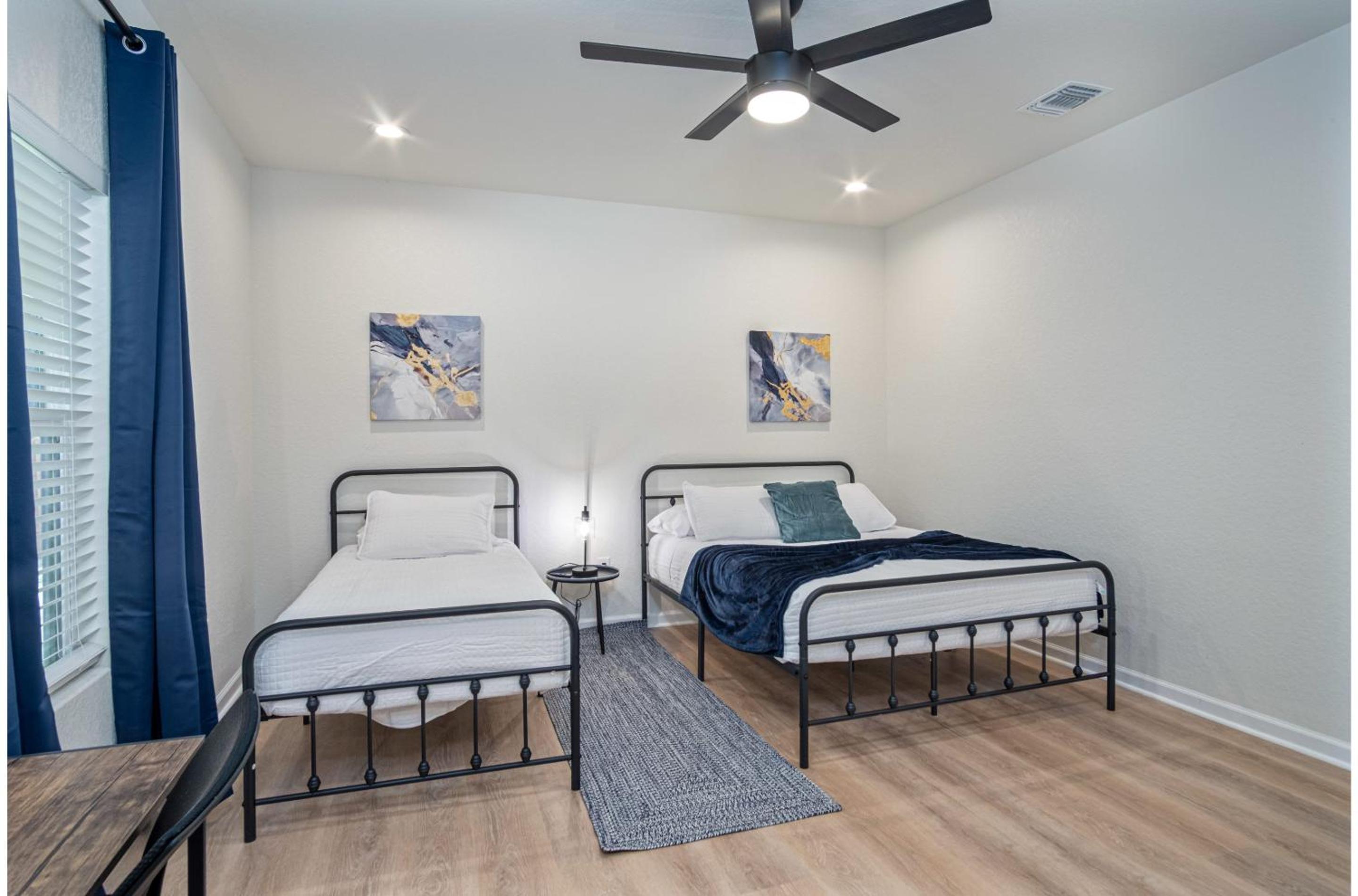 Unwind in Style 4BR2BA Quick Access to Downtown