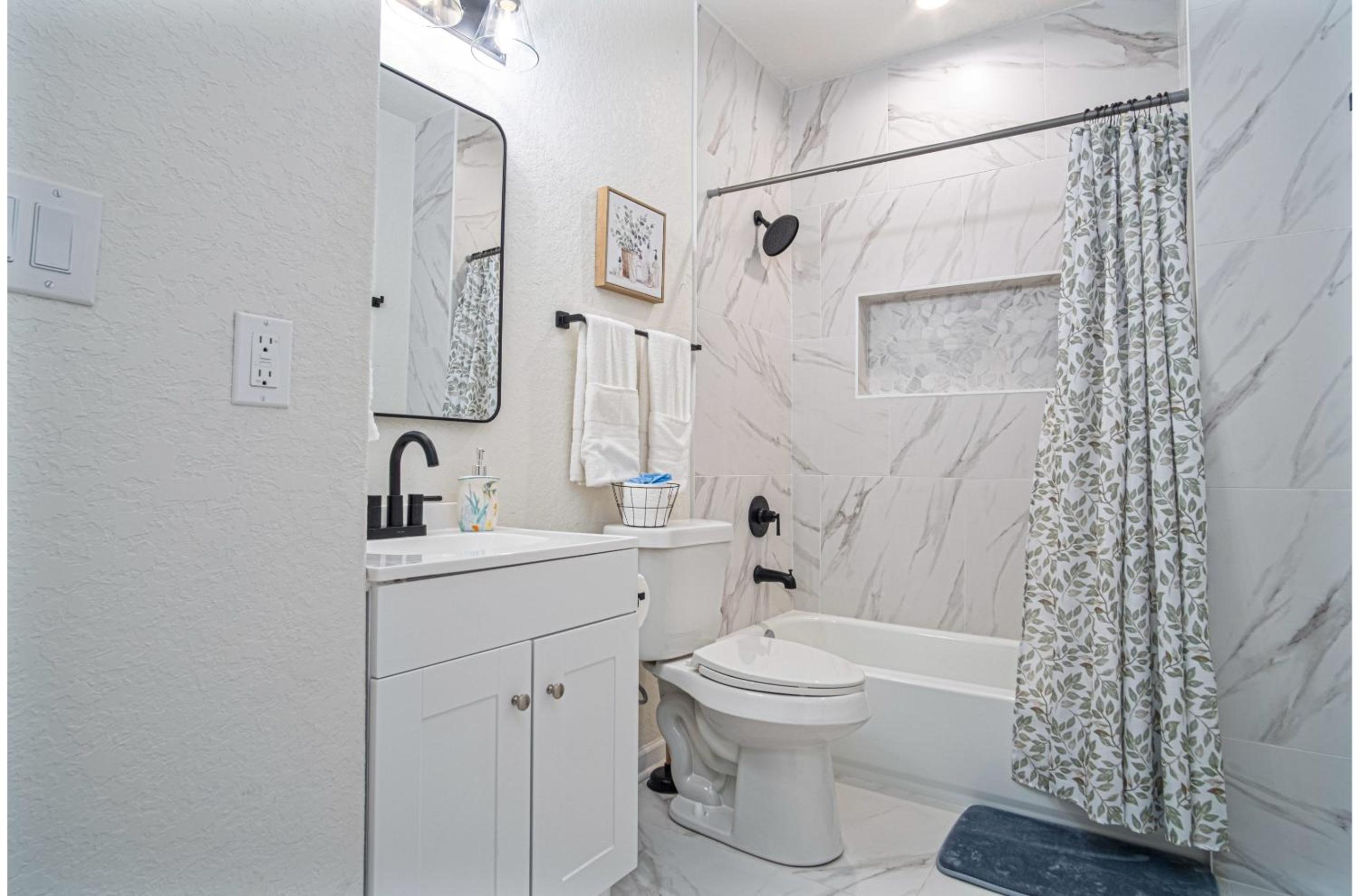 Unwind in Style 4BR2BA Quick Access to Downtown