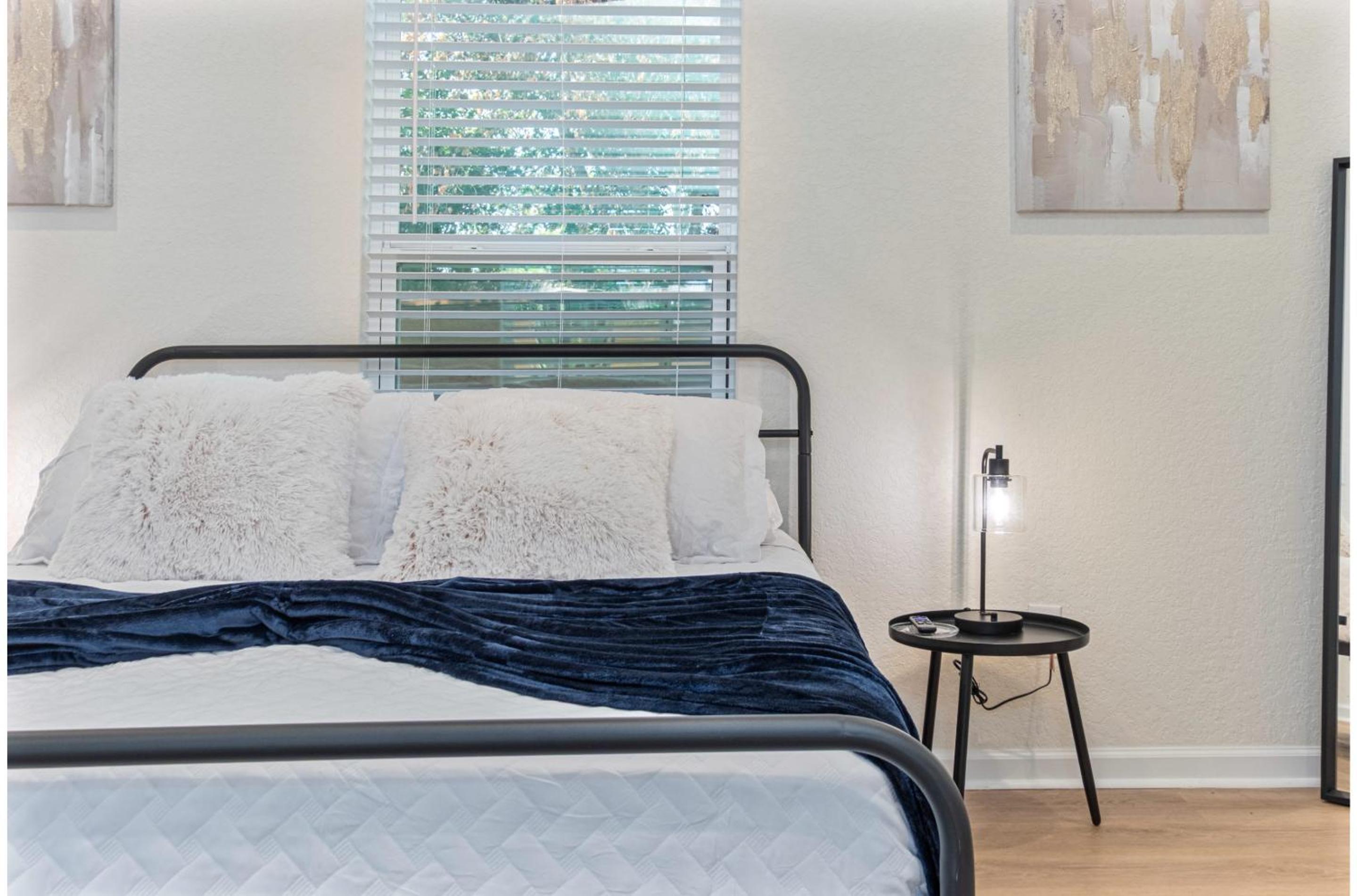 Unwind in Style 4BR2BA Quick Access to Downtown