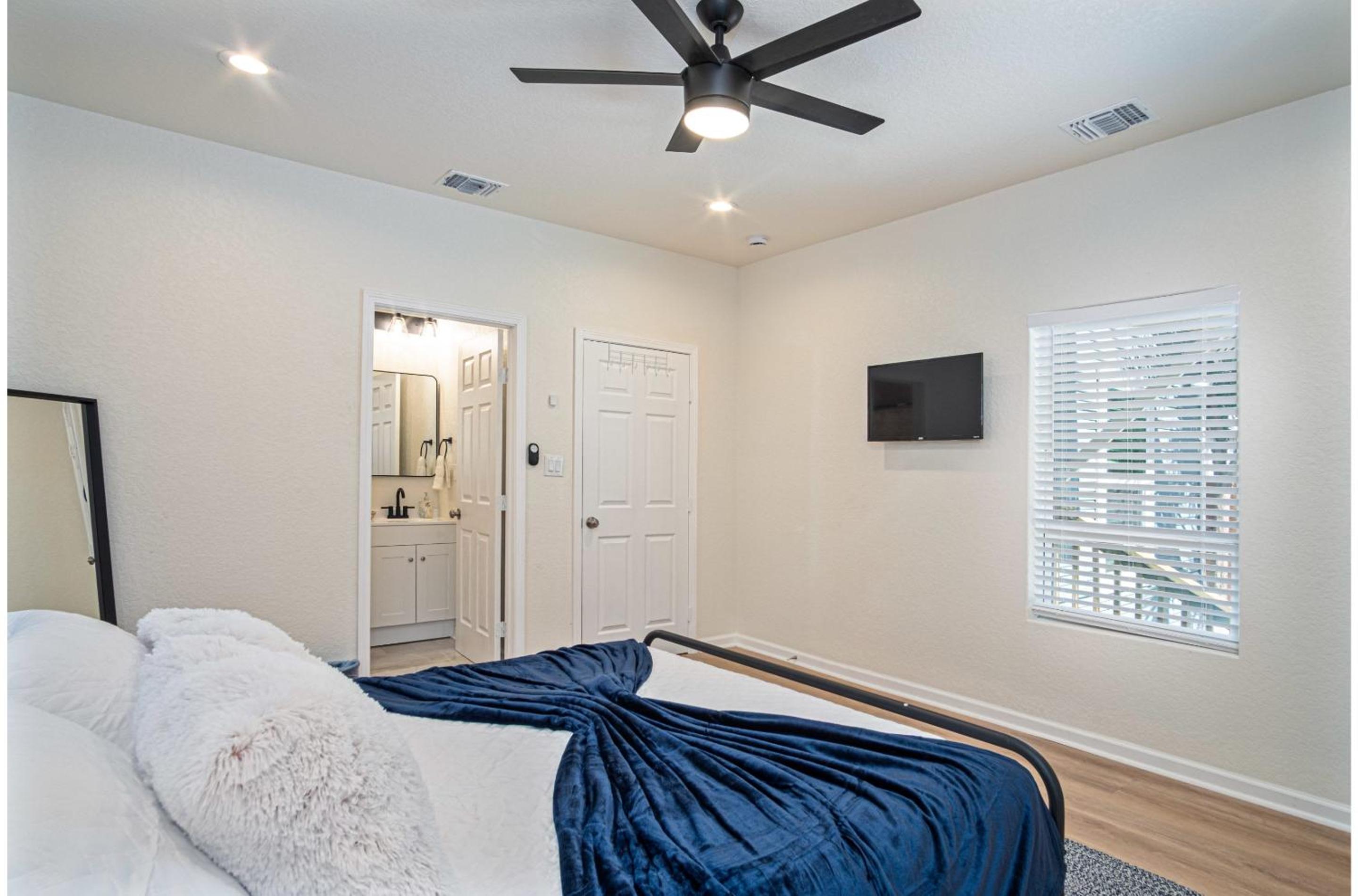 Unwind in Style 4BR2BA Quick Access to Downtown