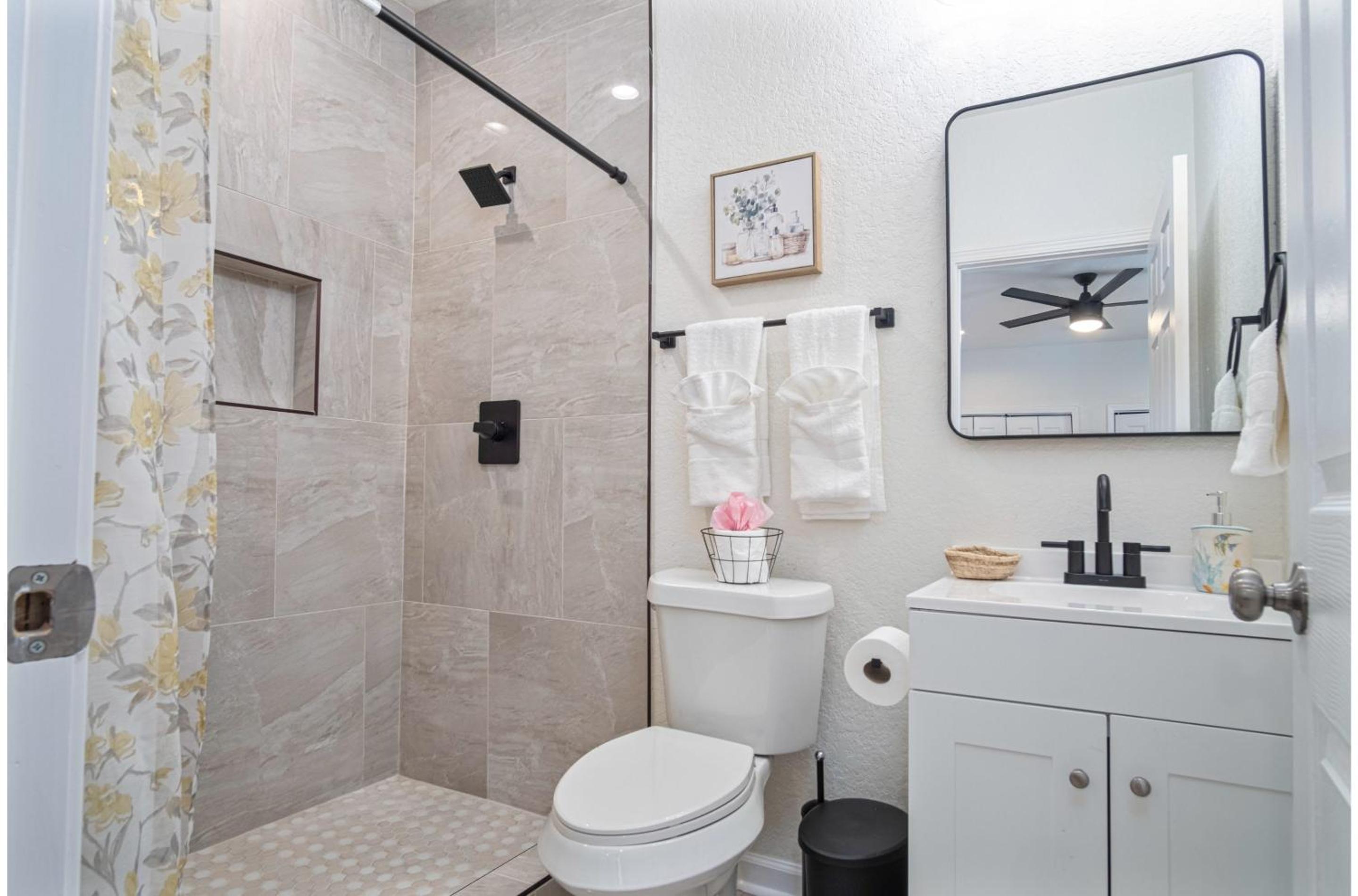 Unwind in Style 4BR2BA Quick Access to Downtown