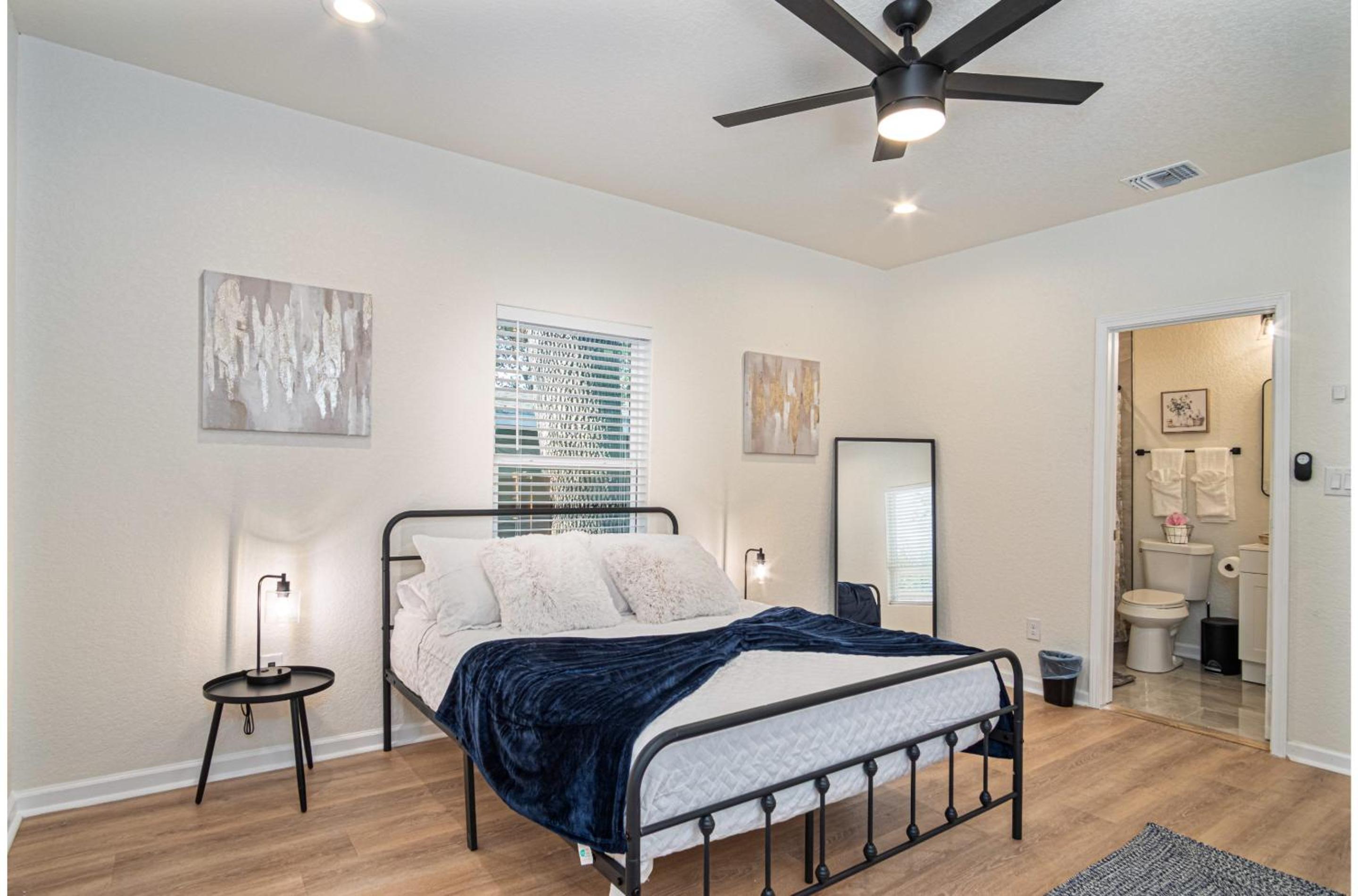 Unwind in Style 4BR2BA Quick Access to Downtown