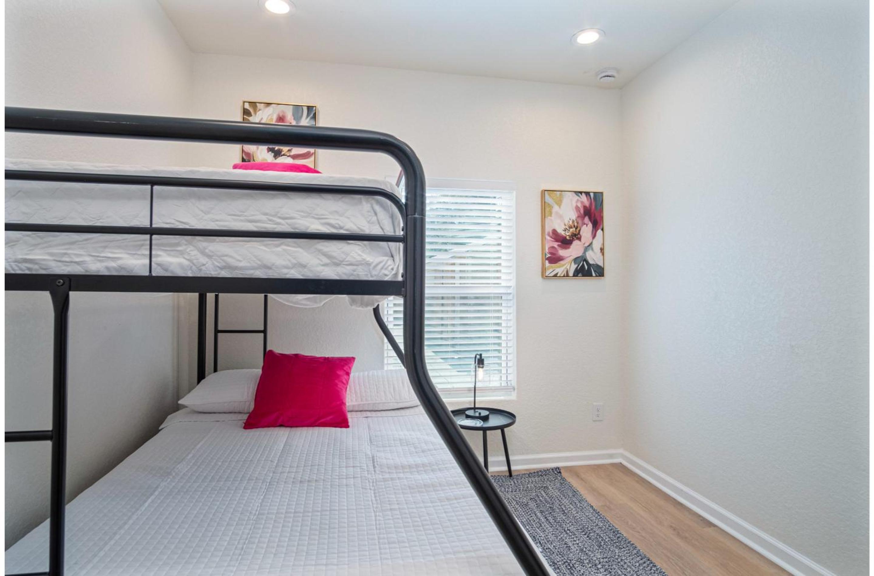 Unwind in Style 4BR2BA Quick Access to Downtown