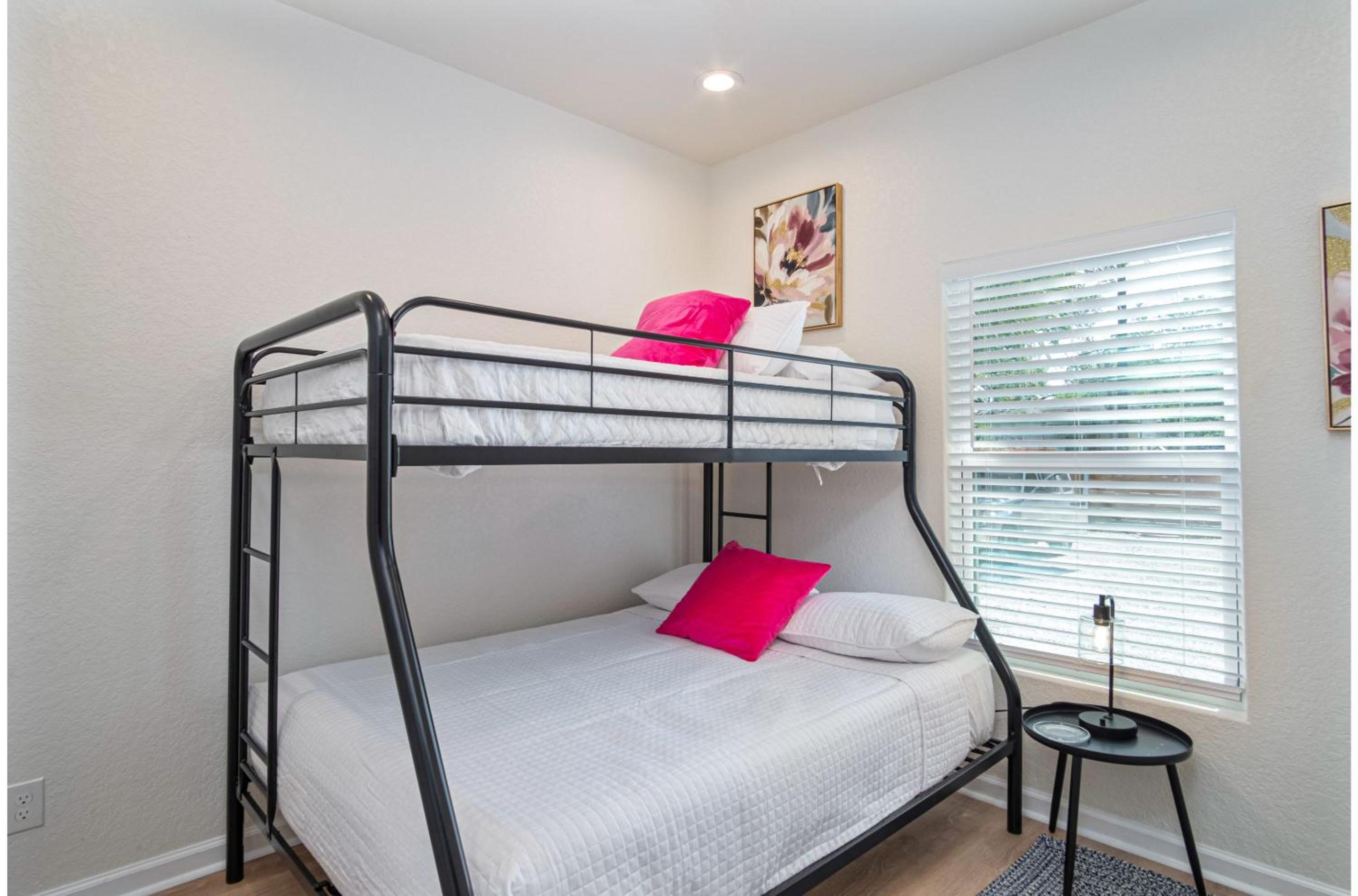 Unwind in Style 4BR2BA Quick Access to Downtown