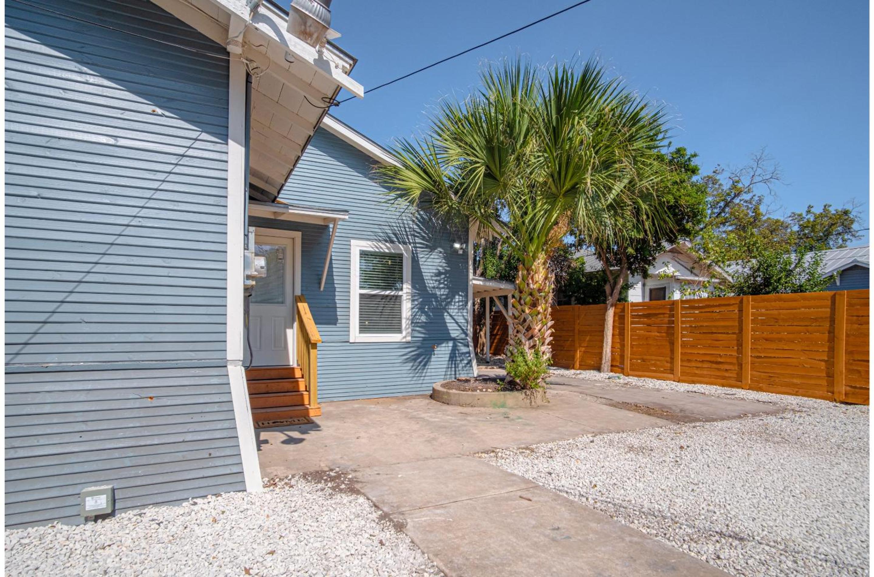 Unwind in Style 4BR2BA Quick Access to Downtown