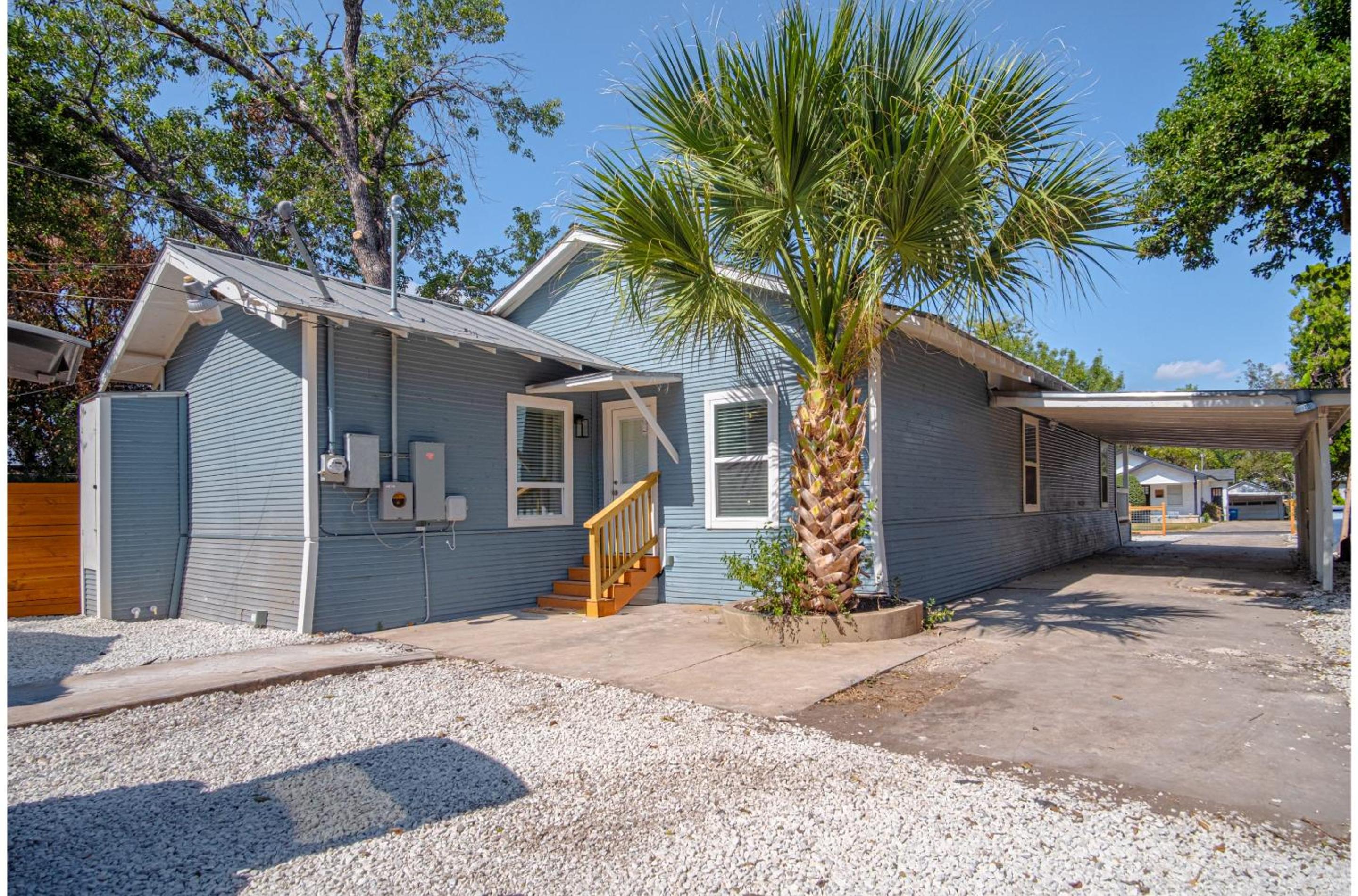 Unwind in Style 4BR2BA Quick Access to Downtown