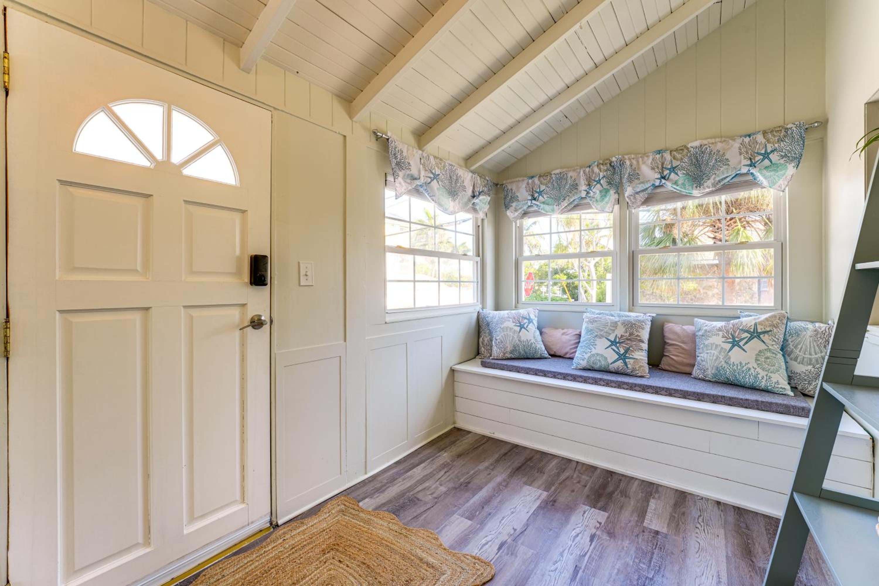 1 Block to Treasure Island Beach Gem with Hot Tub