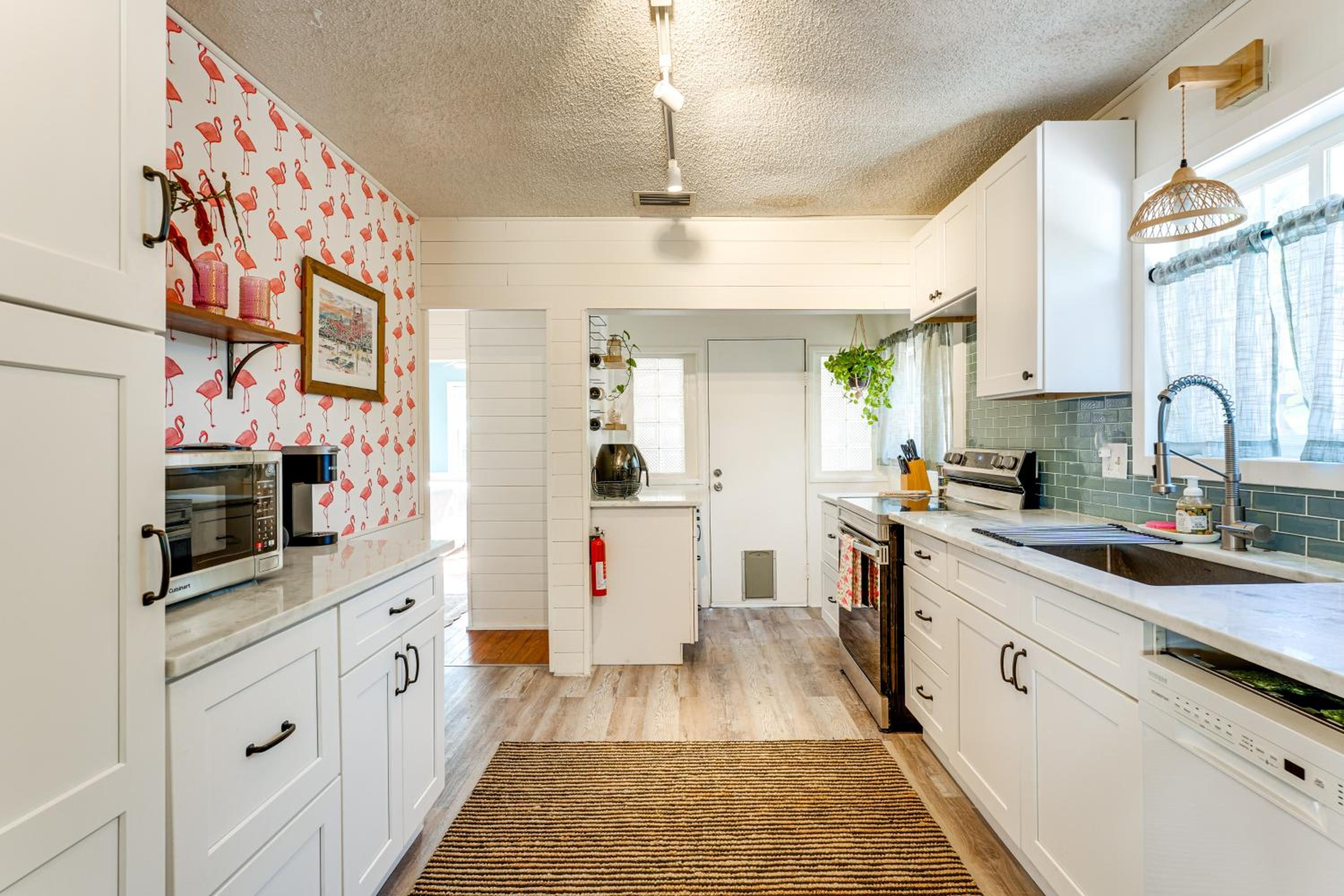 1 Block to Treasure Island Beach Gem with Hot Tub