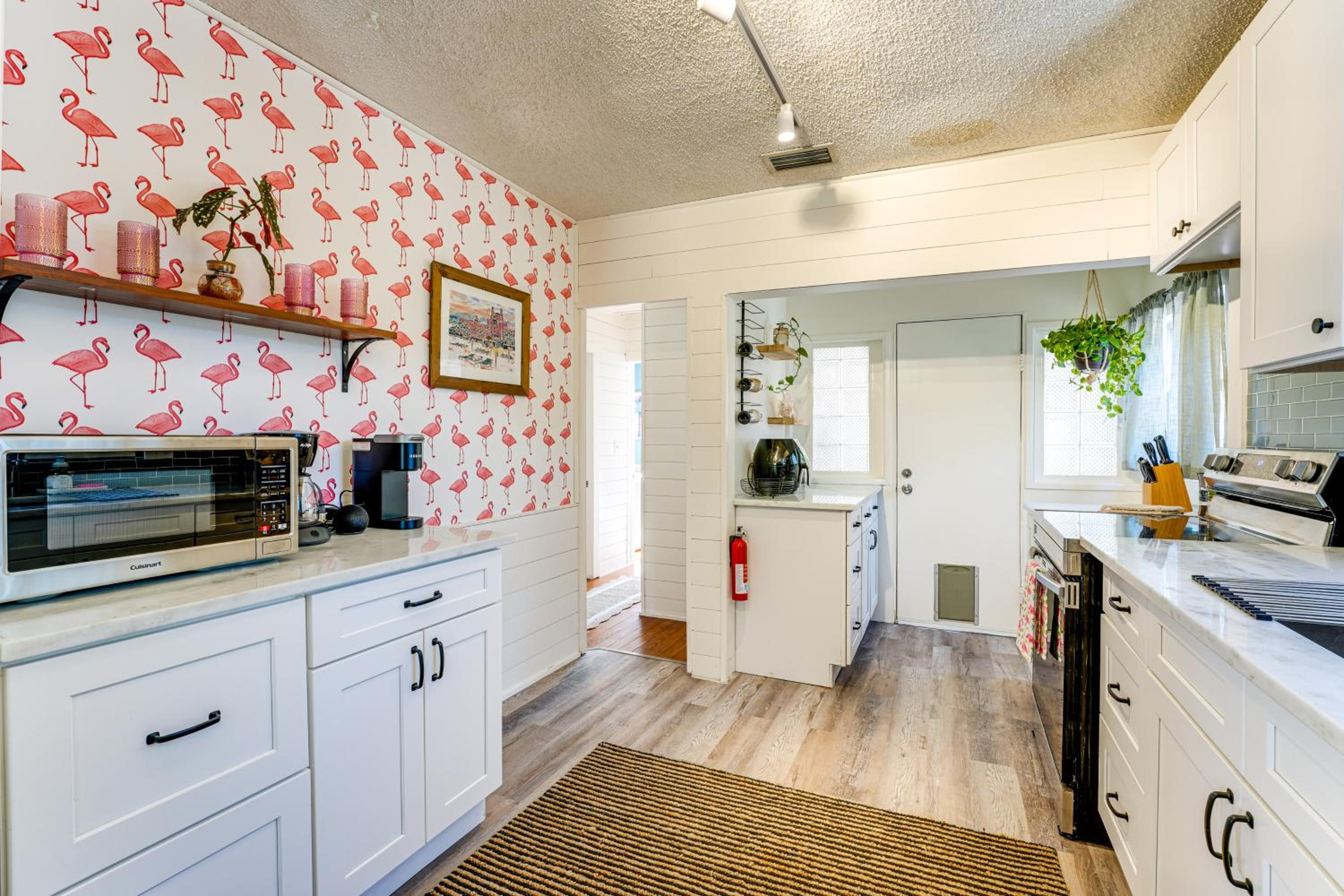 1 Block to Treasure Island Beach Gem with Hot Tub