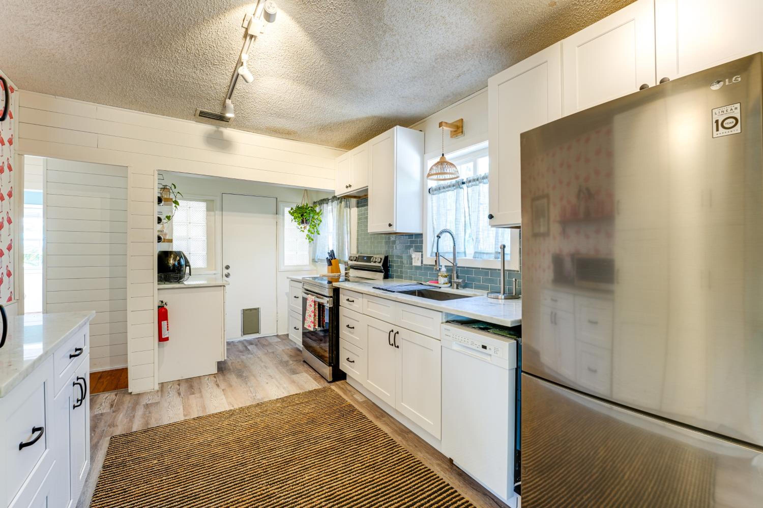 1 Block to Treasure Island Beach Gem with Hot Tub