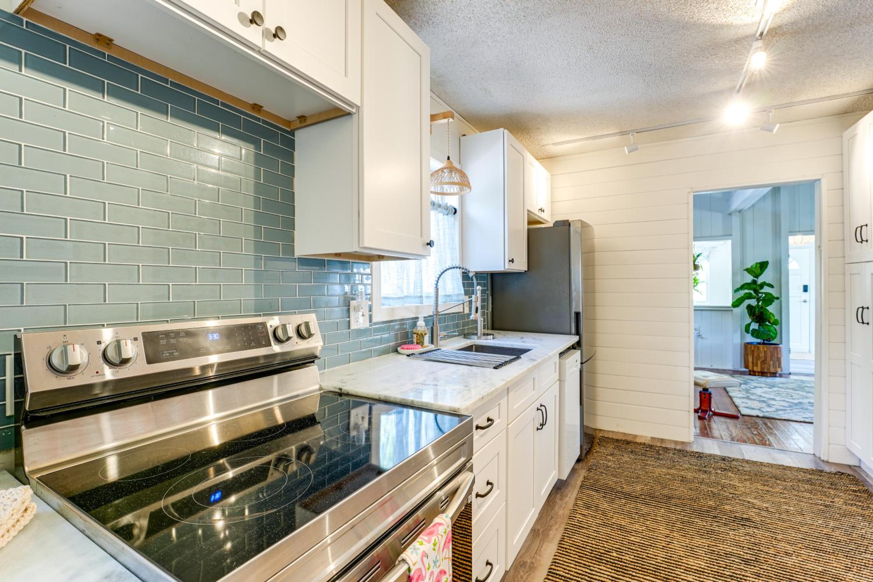 1 Block to Treasure Island Beach Gem with Hot Tub