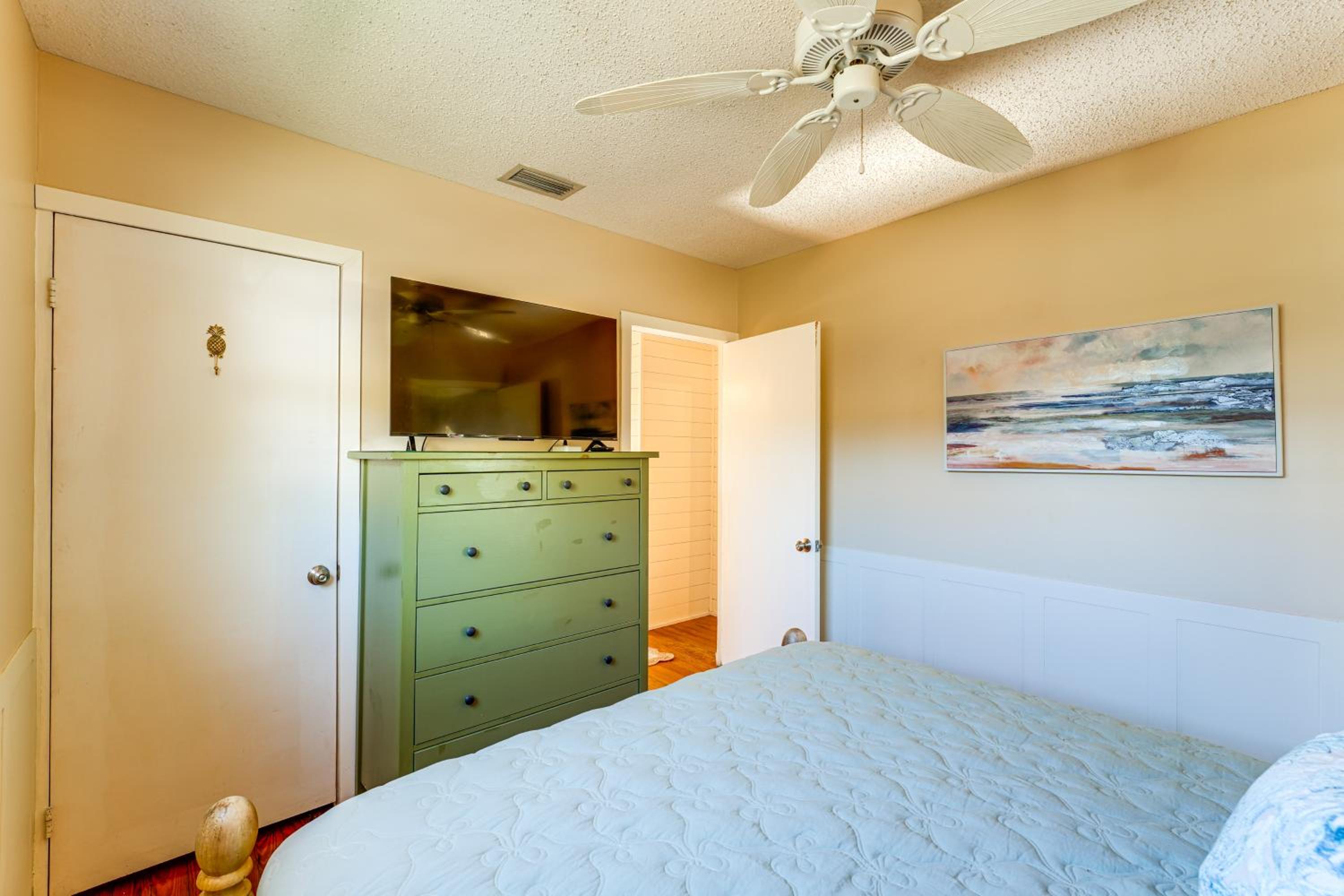 1 Block to Treasure Island Beach Gem with Hot Tub