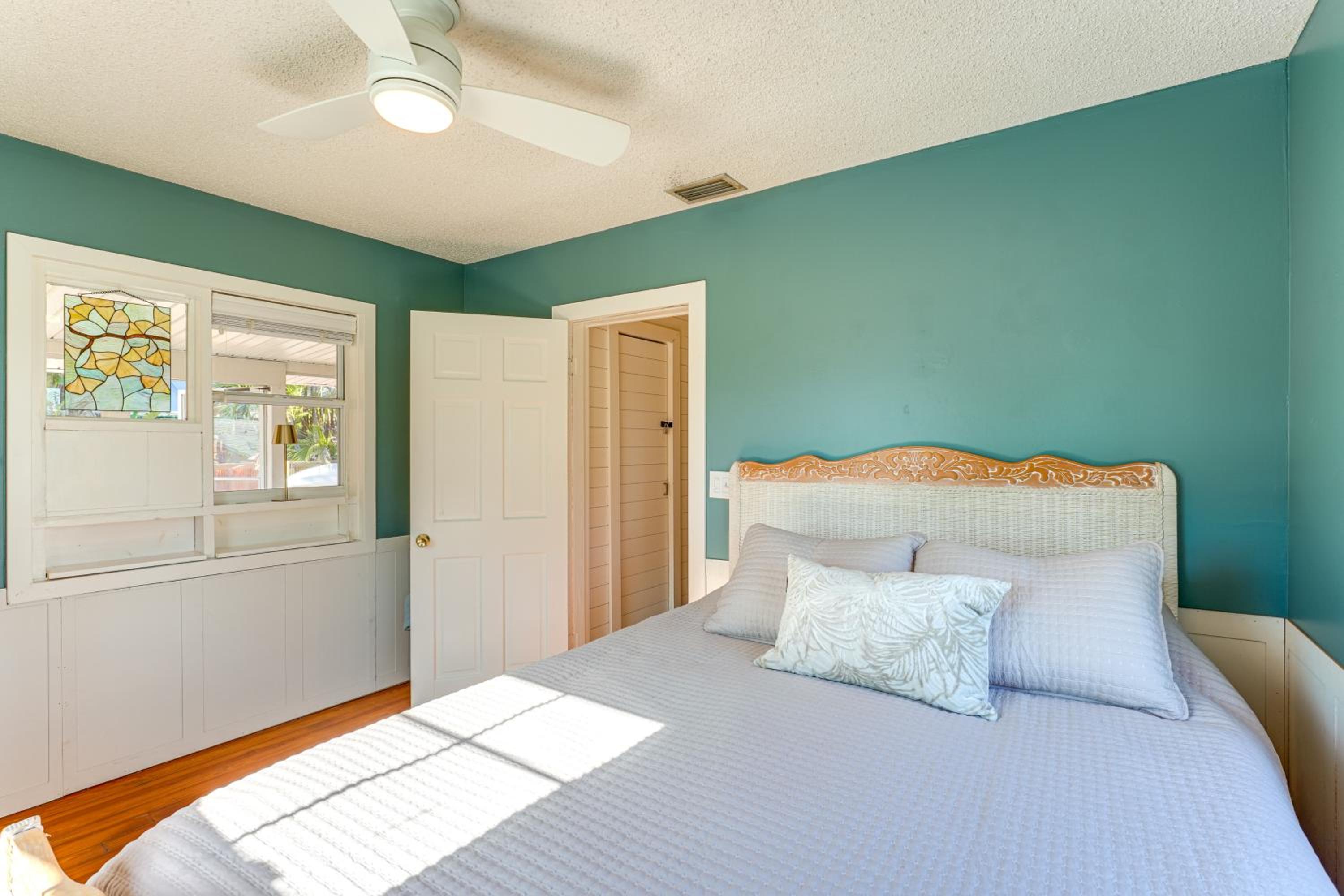 1 Block to Treasure Island Beach Gem with Hot Tub