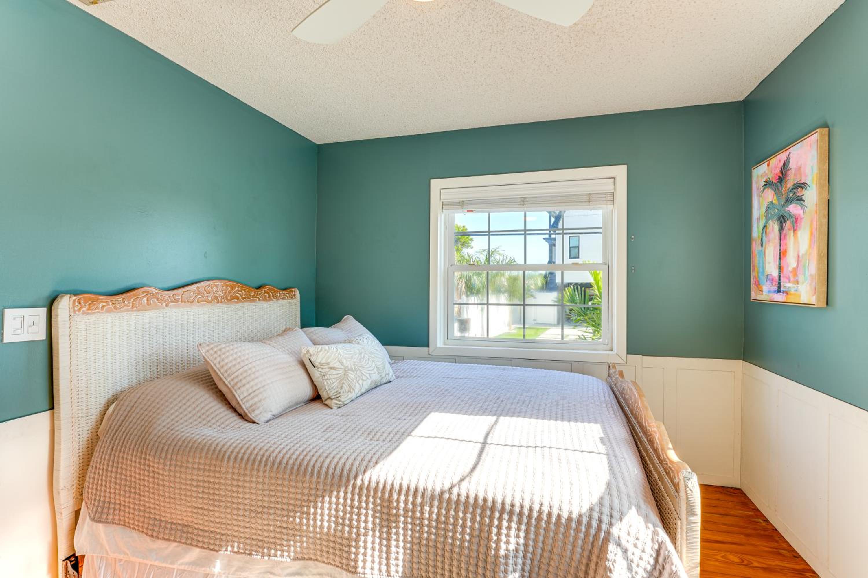 1 Block to Treasure Island Beach Gem with Hot Tub