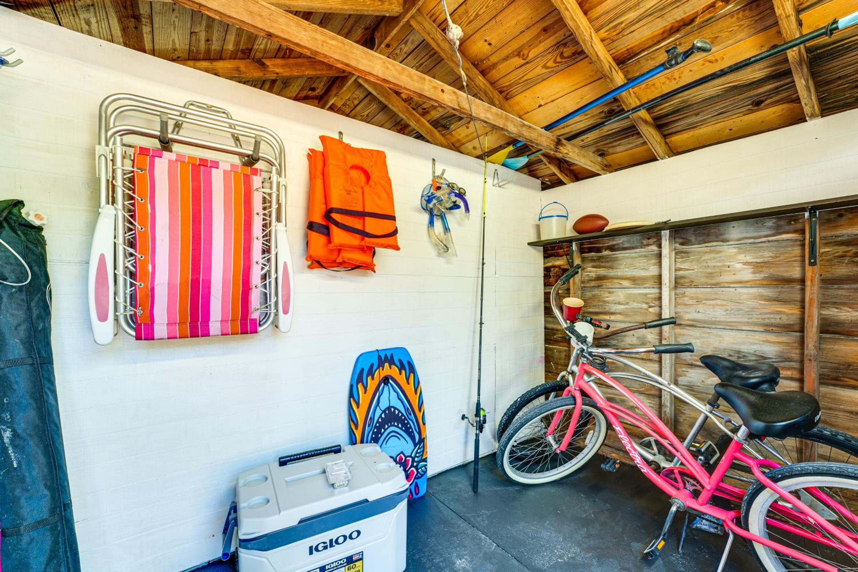 1 Block to Treasure Island Beach Gem with Hot Tub