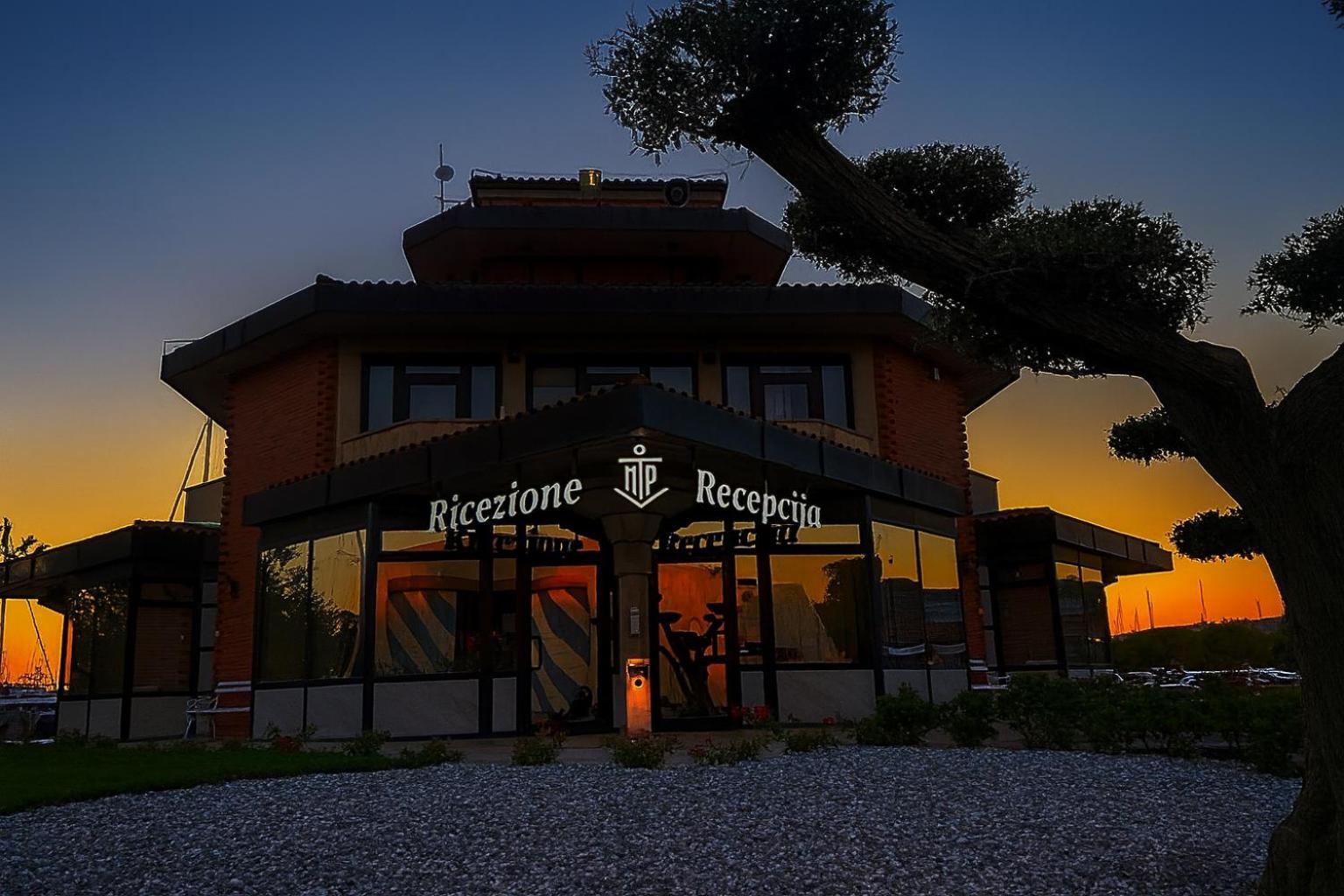 Luxury Floating Sea House Star Line - with Jacuzzi - Marina Portorož