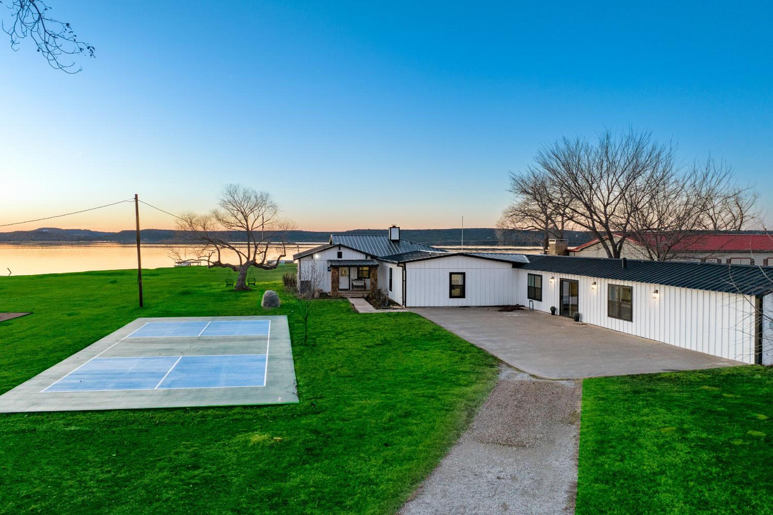 Lakefront Gem with Hot Tub and Game Room in Graford