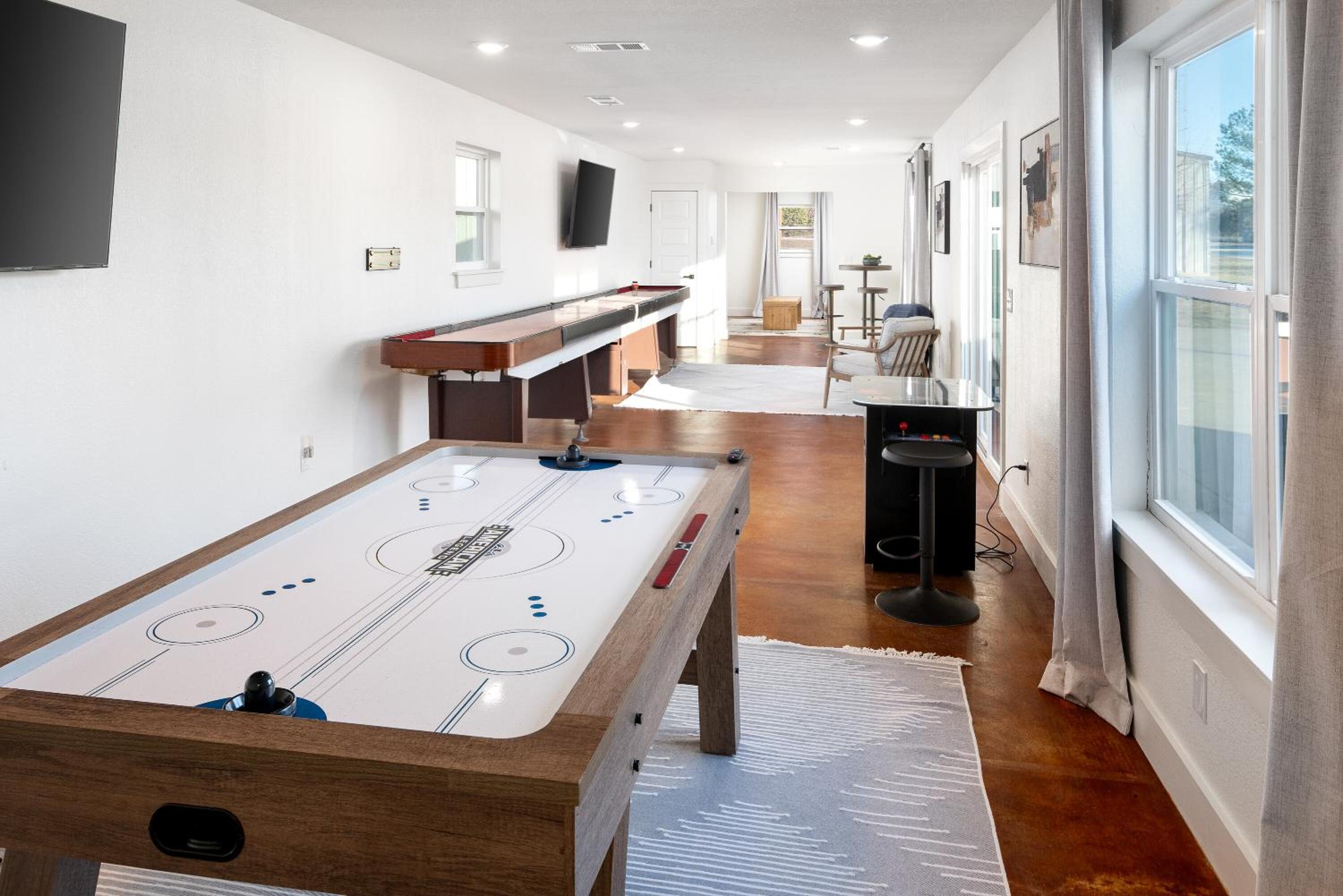 Lakefront Gem with Hot Tub and Game Room in Graford