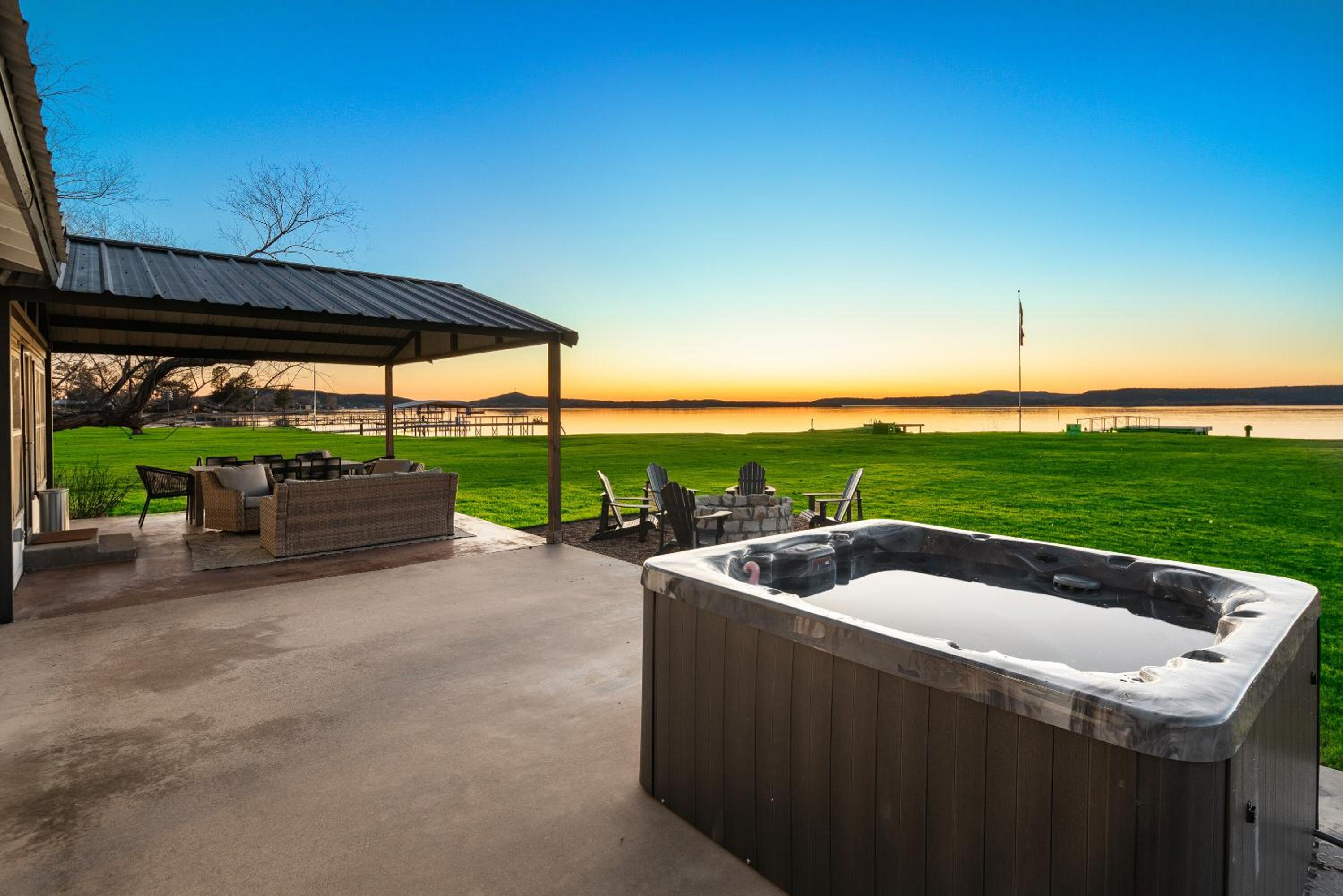Lakefront Gem with Hot Tub and Game Room in Graford