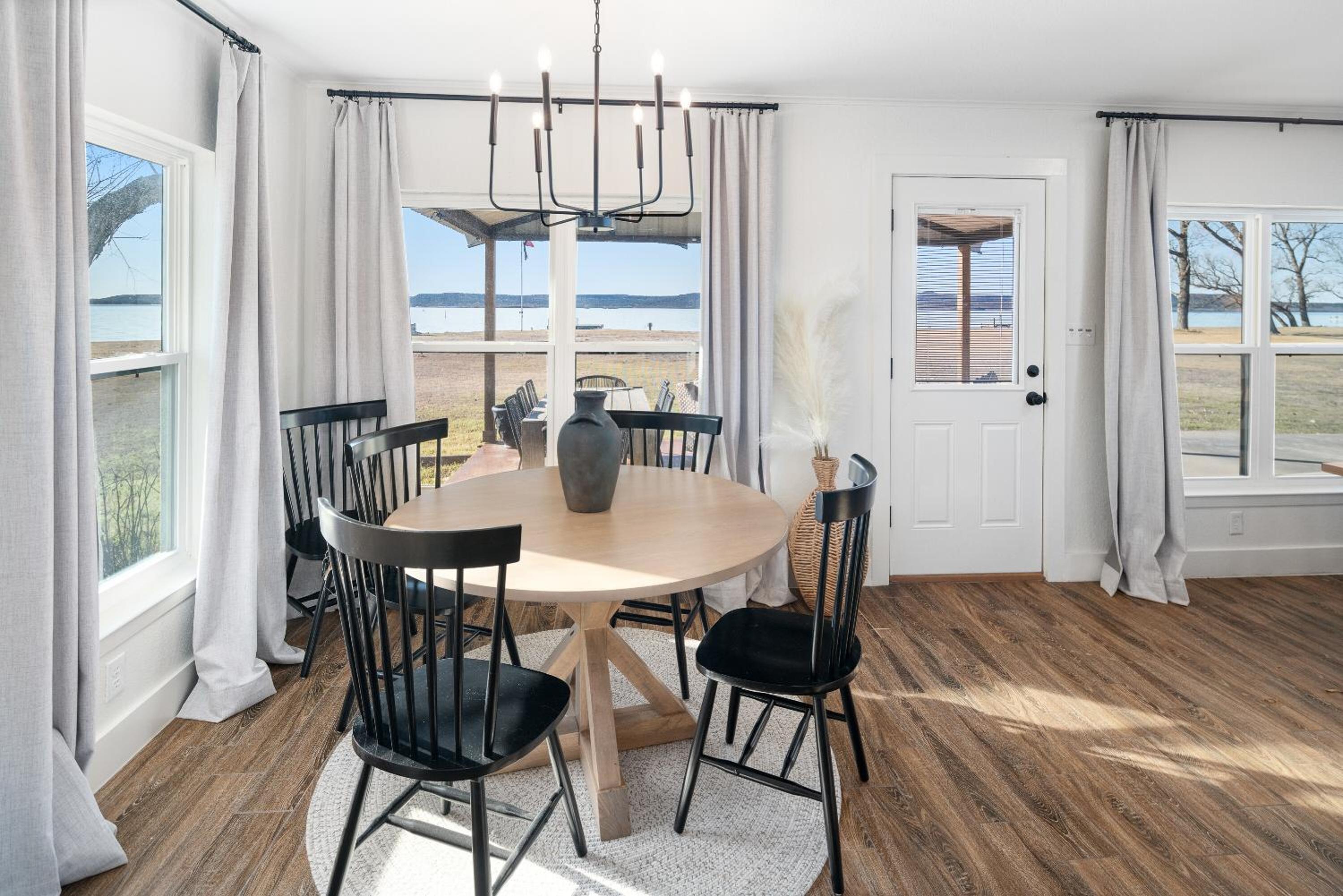 Lakefront Gem with Hot Tub and Game Room in Graford
