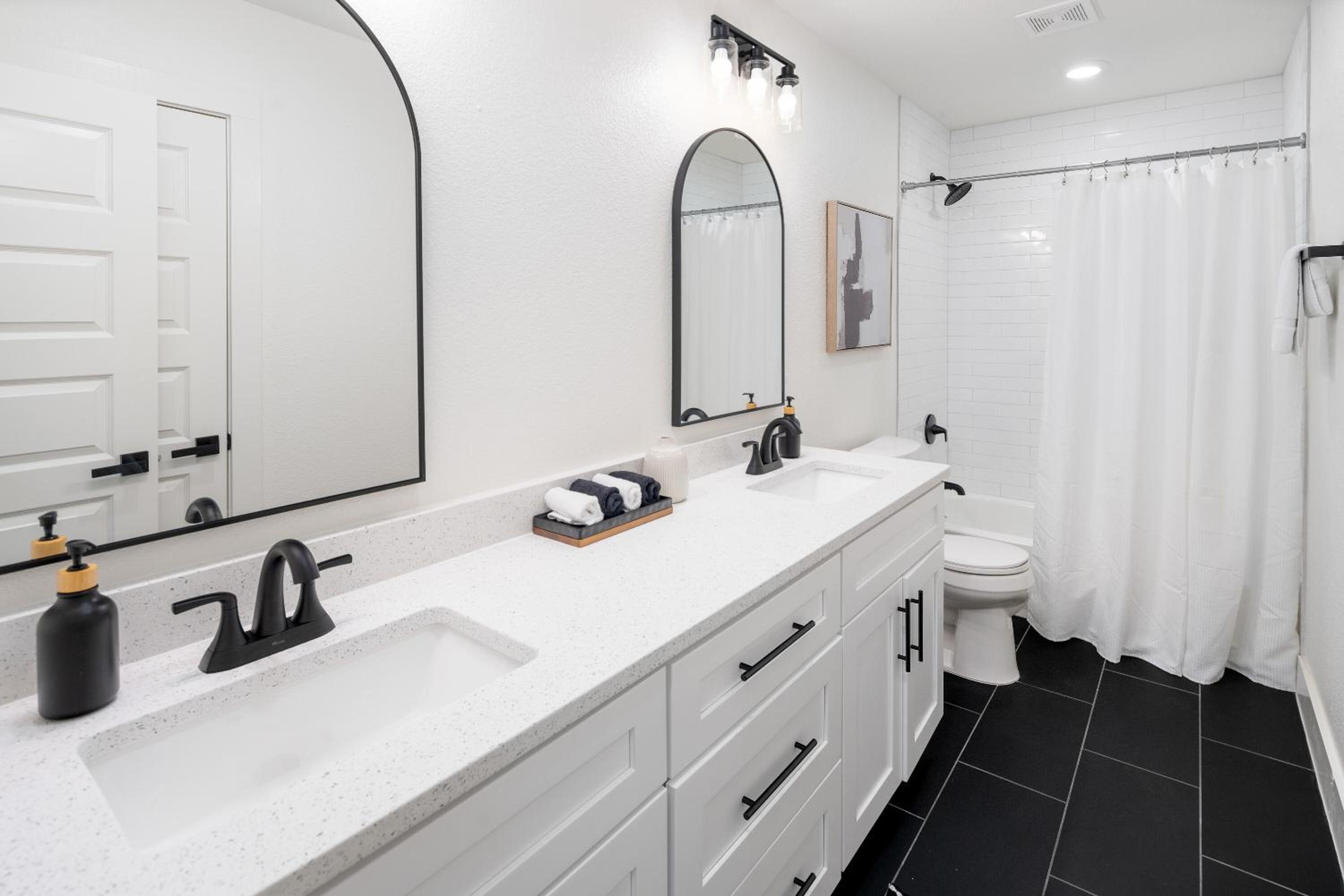 Lakefront Gem with Hot Tub and Game Room in Graford