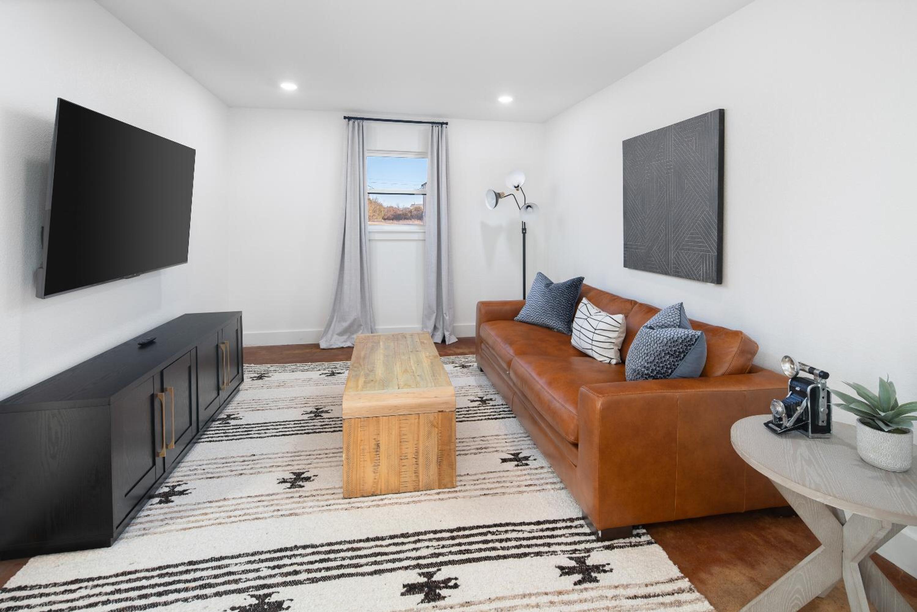 Lakefront Gem with Hot Tub and Game Room in Graford