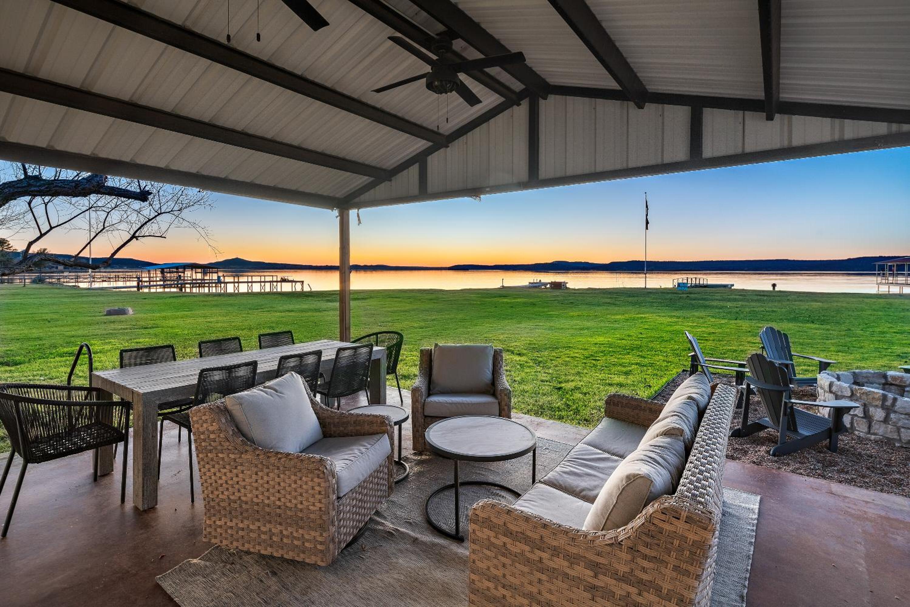 Lakefront Gem with Hot Tub and Game Room in Graford
