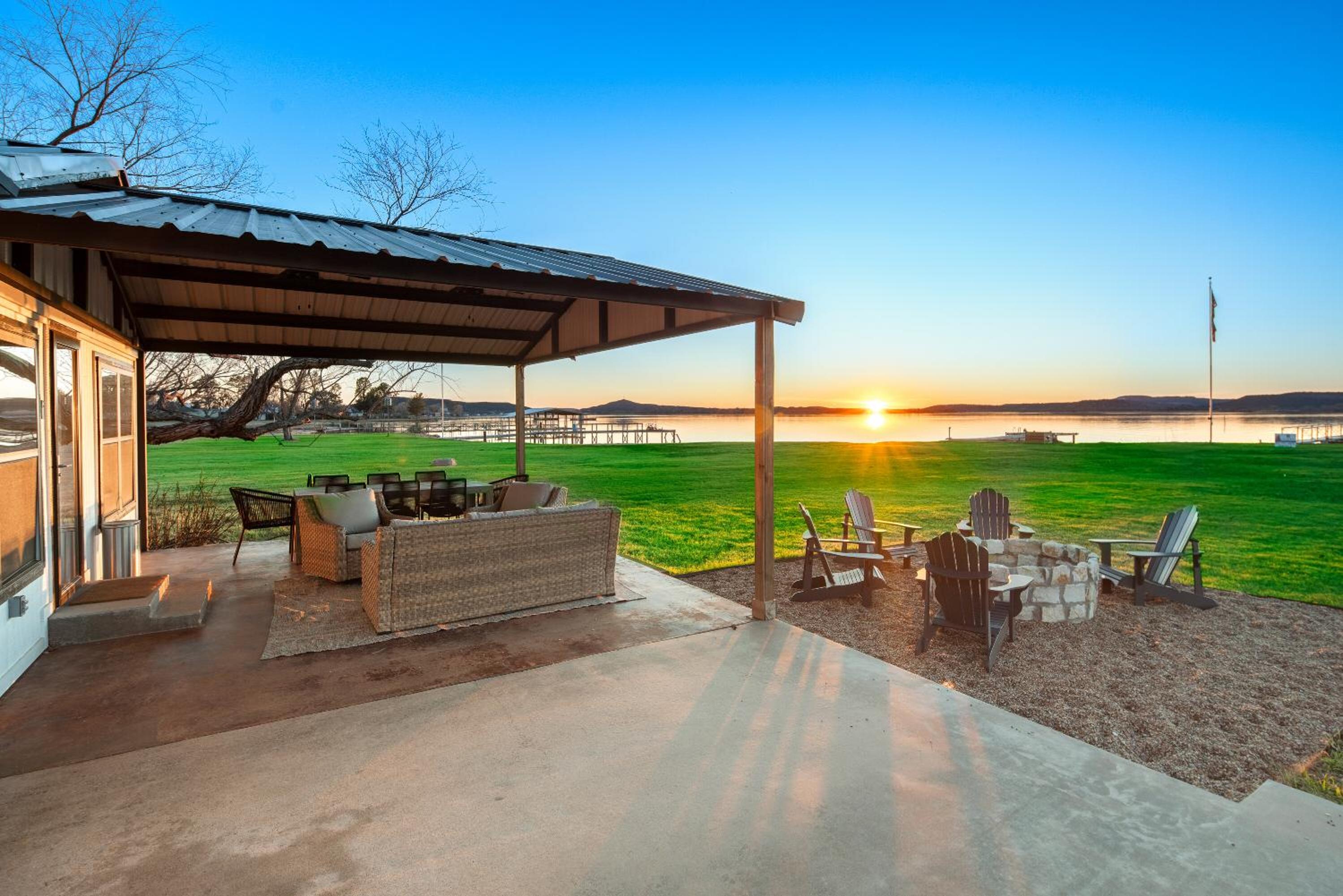 Lakefront Gem with Hot Tub and Game Room in Graford