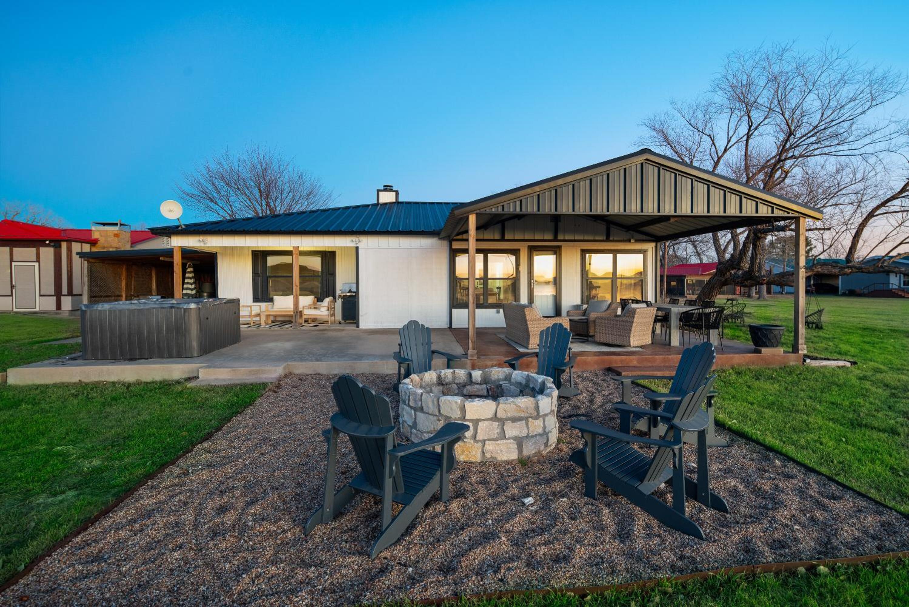 Lakefront Gem with Hot Tub and Game Room in Graford