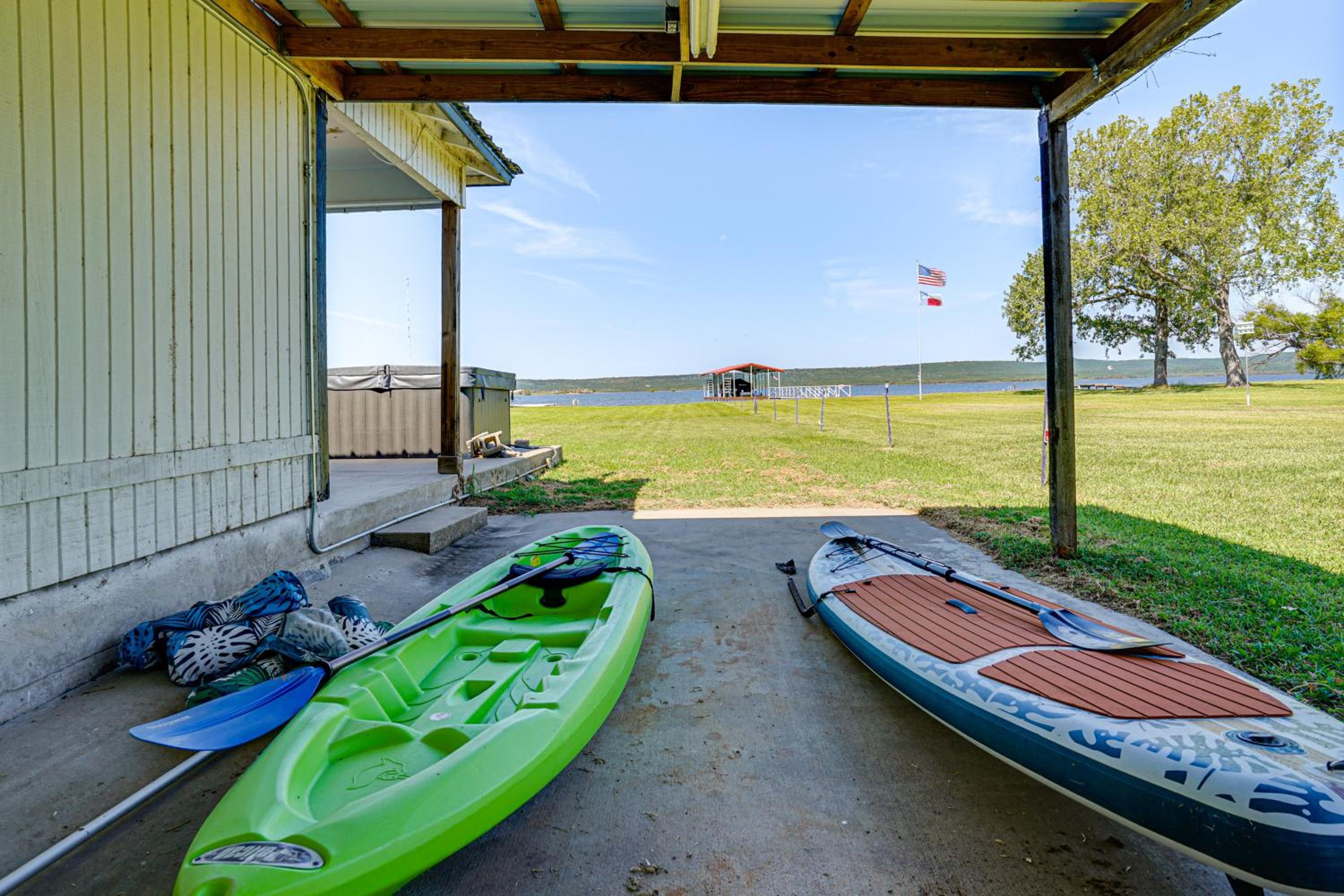 Lakefront Gem with Hot Tub and Game Room in Graford