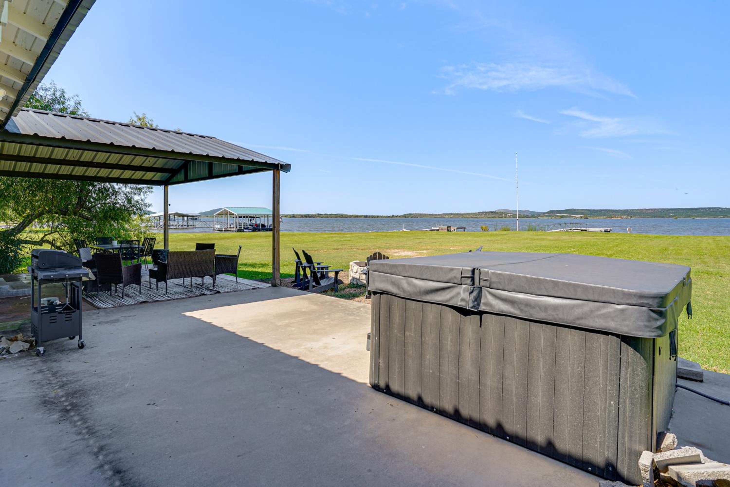 Lakefront Gem with Hot Tub and Game Room in Graford