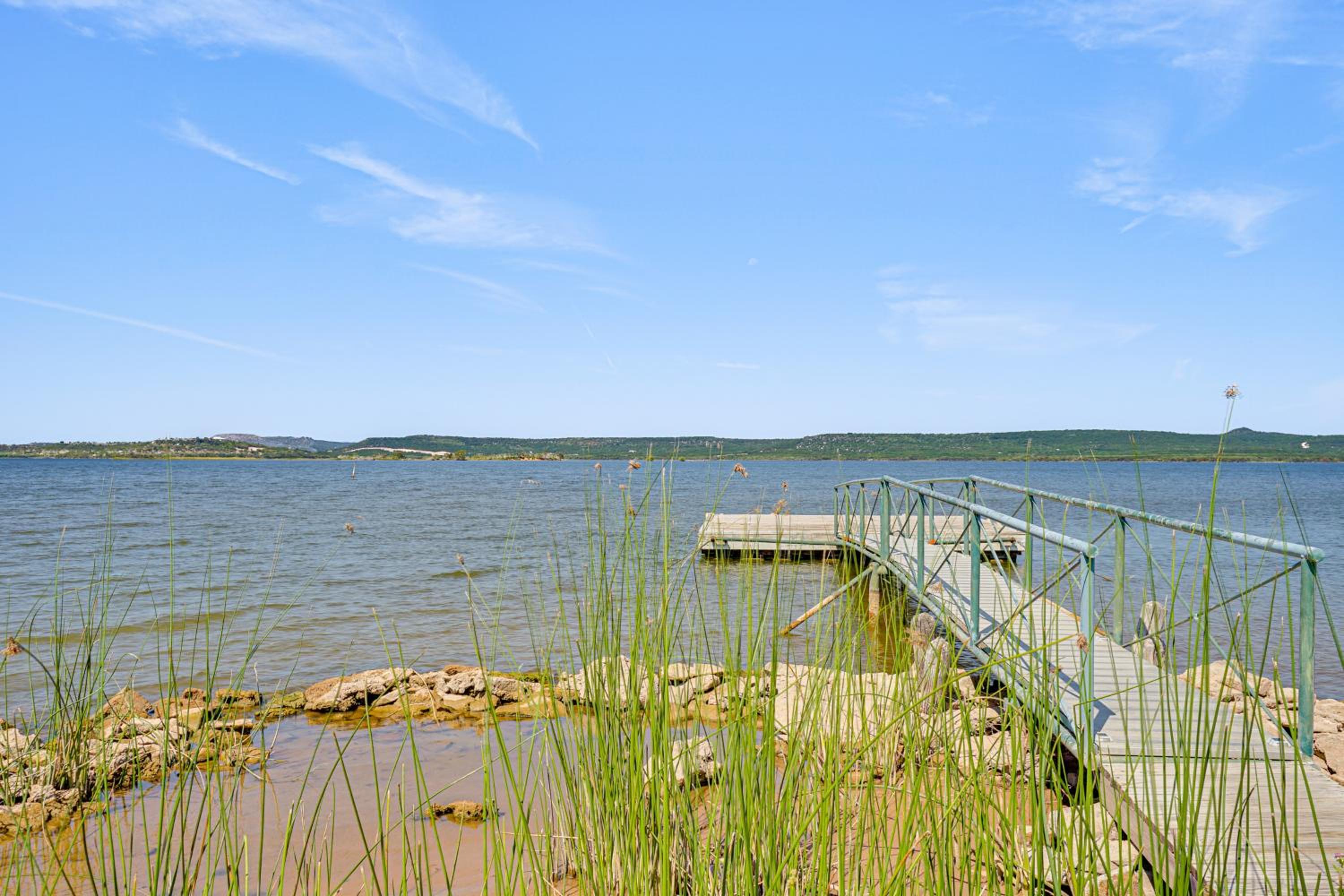 Lakefront Gem with Hot Tub and Game Room in Graford