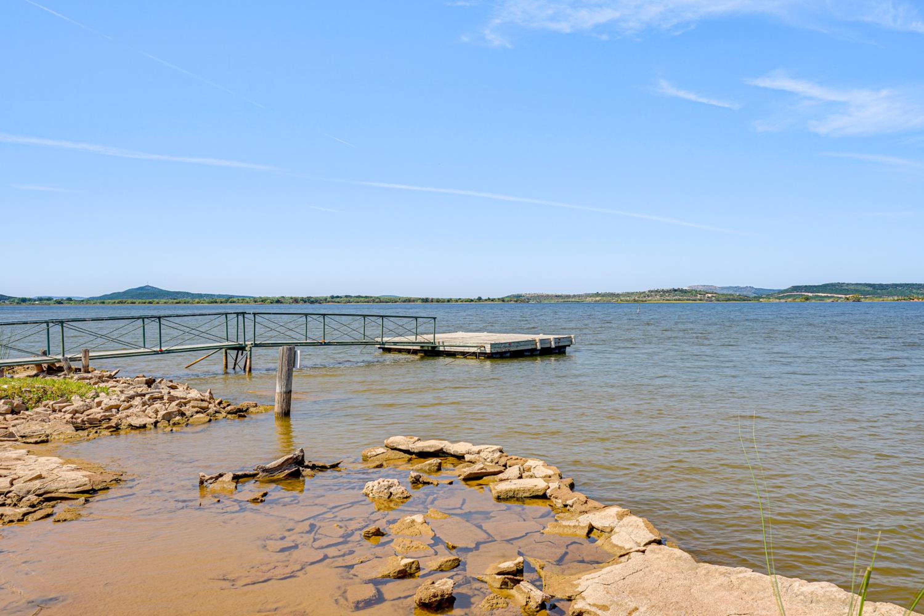 Lakefront Gem with Hot Tub and Game Room in Graford