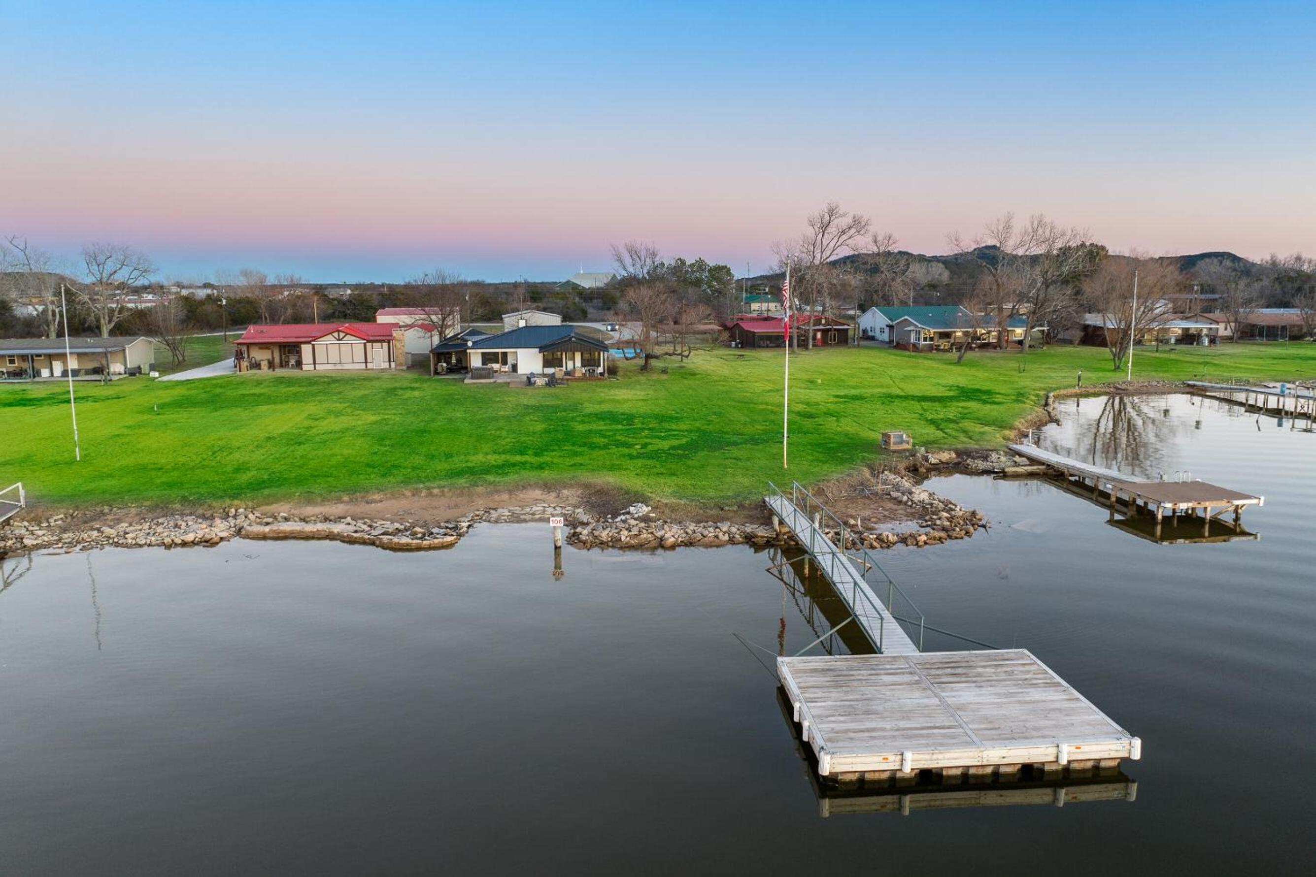 Lakefront Gem with Hot Tub and Game Room in Graford