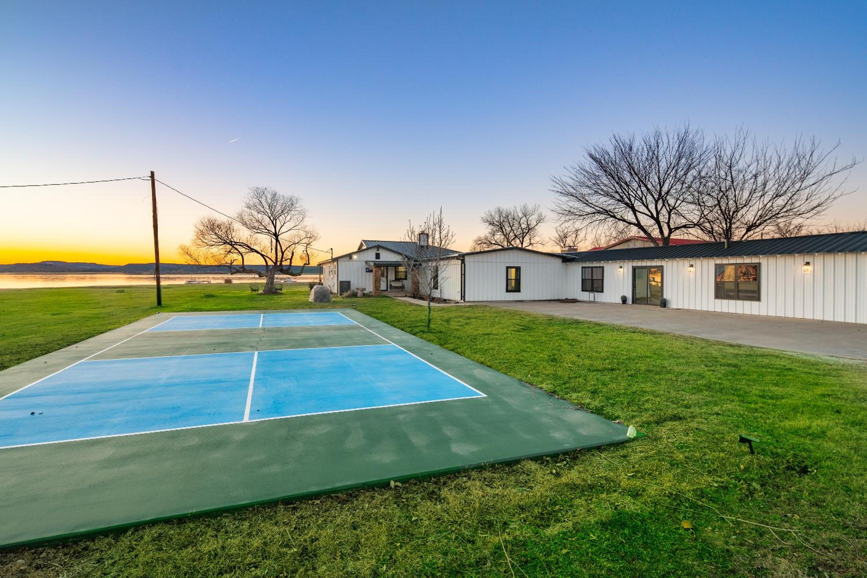 Lakefront Gem with Hot Tub and Game Room in Graford