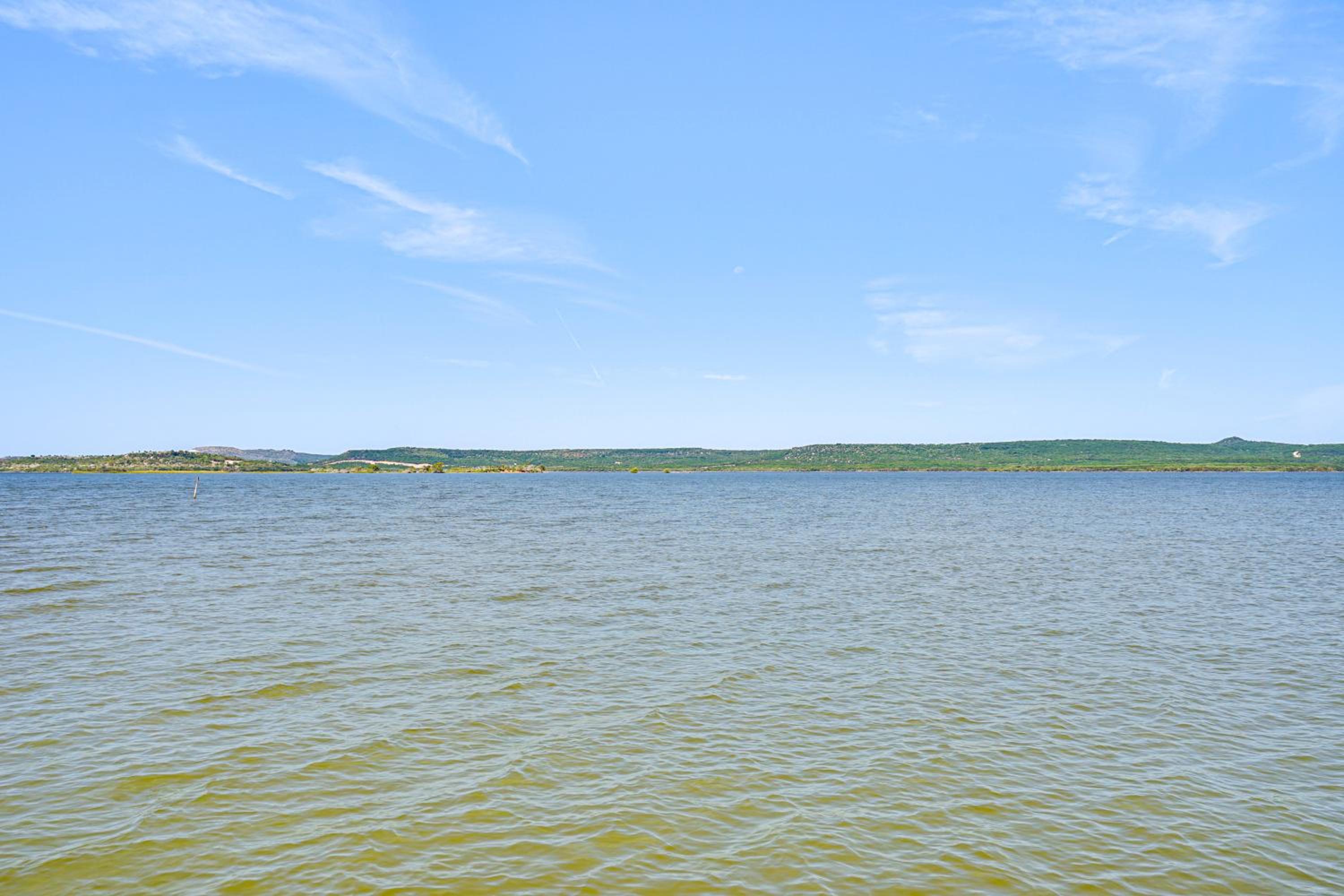 Lakefront Gem with Hot Tub and Game Room in Graford